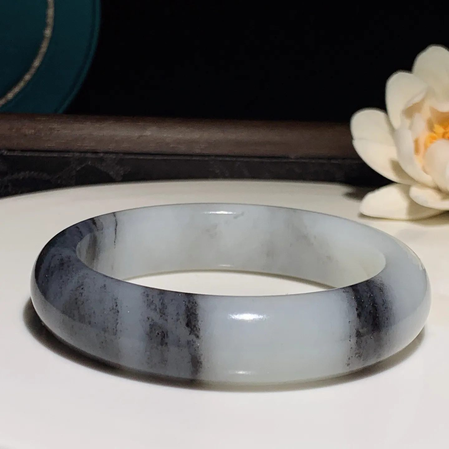 57圈口 新疆和田玉籽料青花手镯。青花意境山水手镯。57圈口条宽15厚10重71.8克 玉质细腻油润