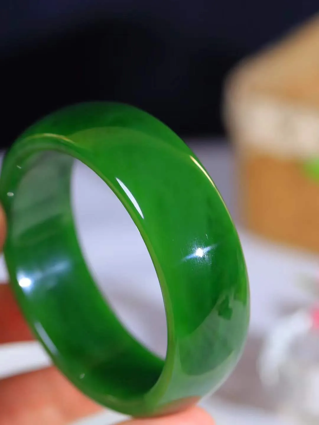 （温柔雅致.手镯）

收藏传家级臻品️和田玉碧玉手镯。镯型饱满，温润细腻，脂润沁香。️执一卷书，沏一盏茶，着一袭裙，戴一只镯。淡淡浅笺，素心若兰，静赏玉中诗画。悠悠岁月，芊手轻摘，盛满诗样芳华。重84.6克   尺寸58.5-21.3-7.4mm    FDA-321201600