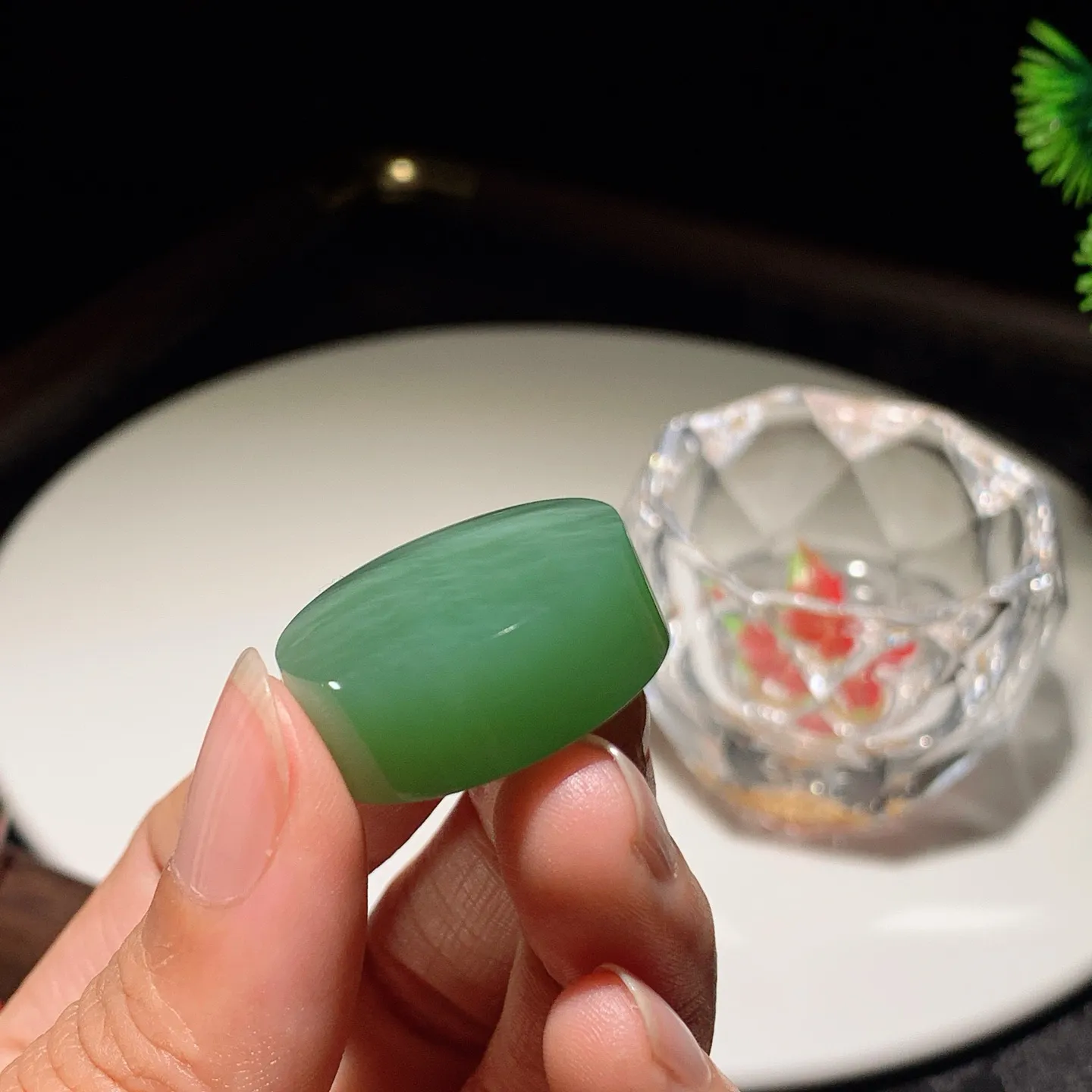 和田玉阳绿猫眼俄罗斯碧玉平安无事圆牌挂件。尺寸26/13重17.5克。玉质细腻油润。手推出油。佩戴高端典雅。lt251227