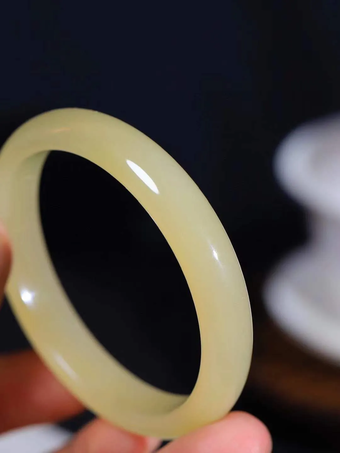 （温柔雅致.手镯）

精品️和田玉蜂蜜水手镯。镯型饱满，温润细腻，脂润沁香。️执一卷书，沏一盏茶，着一袭裙，戴一只镯。淡淡浅笺，素心若兰，静赏玉中诗画。悠悠岁月，芊手轻摘，盛满诗样芳华。重36.16克   尺寸56-11.2-6.6mm    FDA-321202600