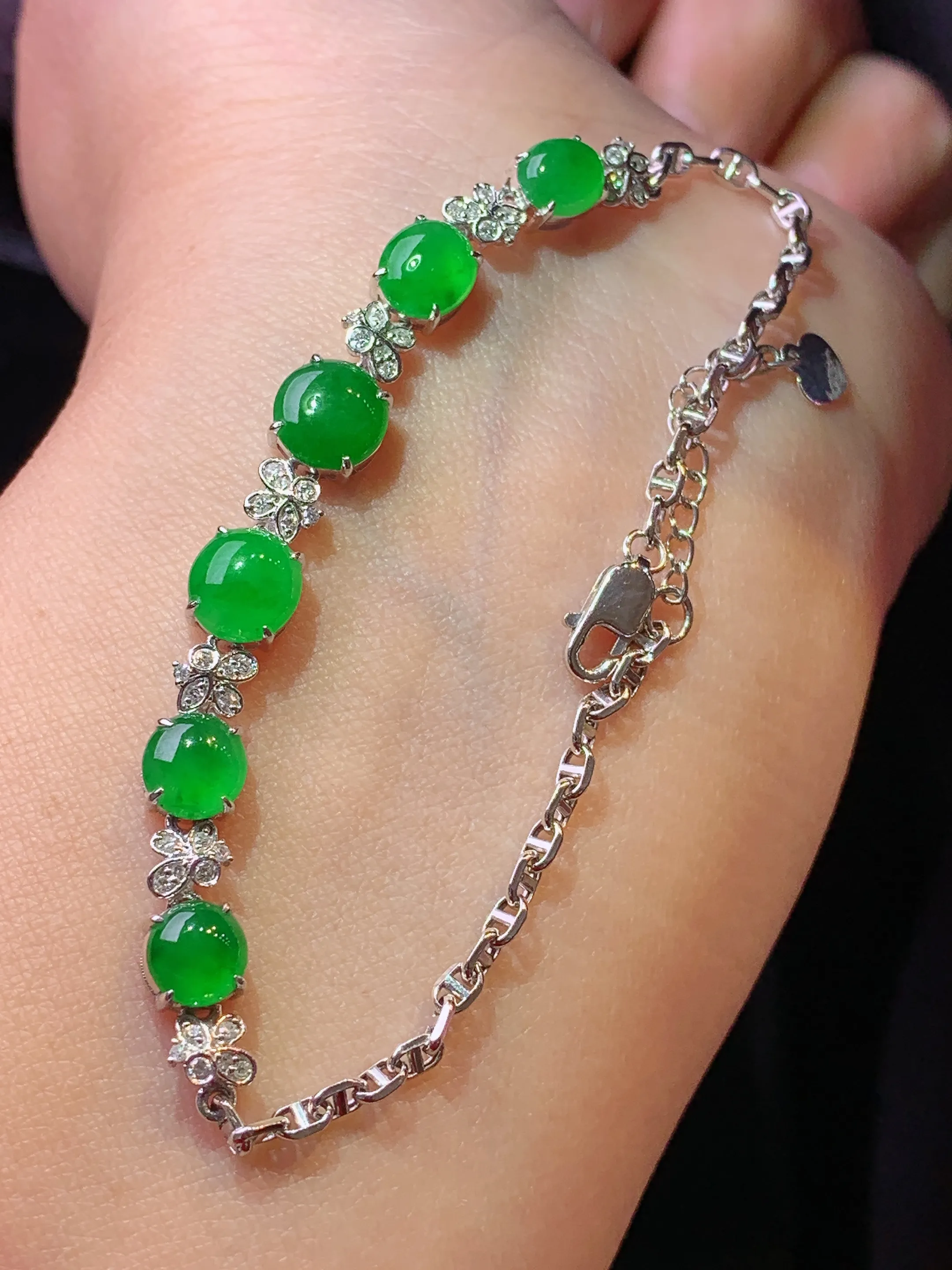 18k金钻镶嵌满绿蛋面手链 玉质细腻 色泽清新艳丽 整体尺寸70.8*6.7*4.2