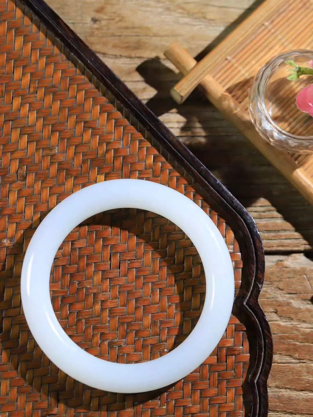 【玉佳人·手镯】

精品️和田玉白玉圆条手镯 ，玉质细腻油润，做工细致精美，端庄素雅，亭亭玉立，芊芊素手。芊芊素手，怎能忘镯？秀美圆条，更显婀娜。内径57mm 尺寸10.8-10.6mm重55.37克691201780A