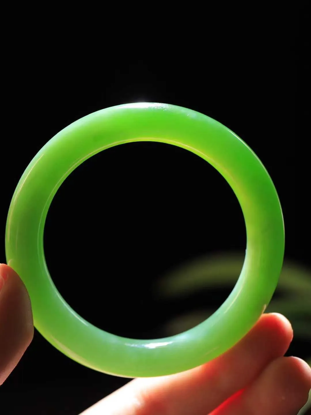 【悠悠芳华.镯】

收藏级臻品️和田玉碧玉猫眼圆条手镯 玉质温润 青葱岁月，尽收腕中，婉转流畅，凝岁月悠长。盈一眸恬淡，挽一抹绿意。重53.7克 内径54mm尺寸10.8-10.5mm   861201655A