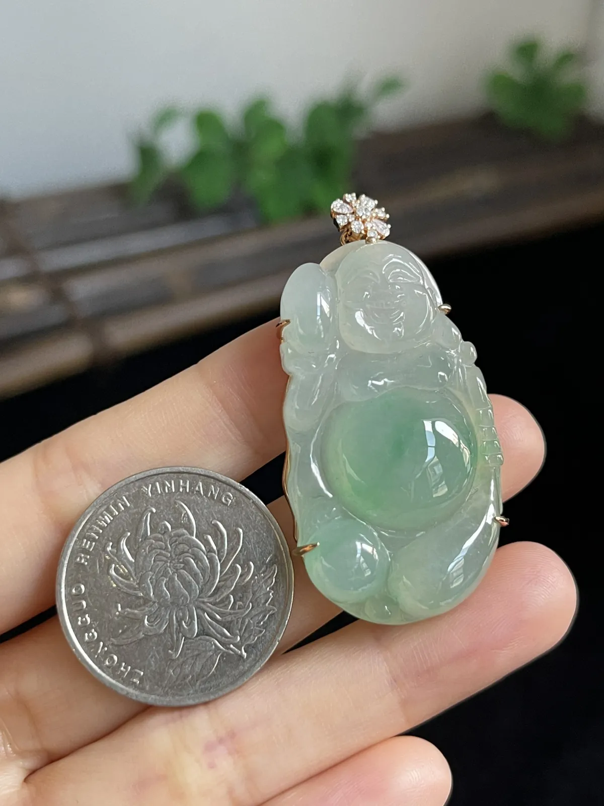 翡翠冰糯种绿色吊坠，印记：Au750,伴钻石