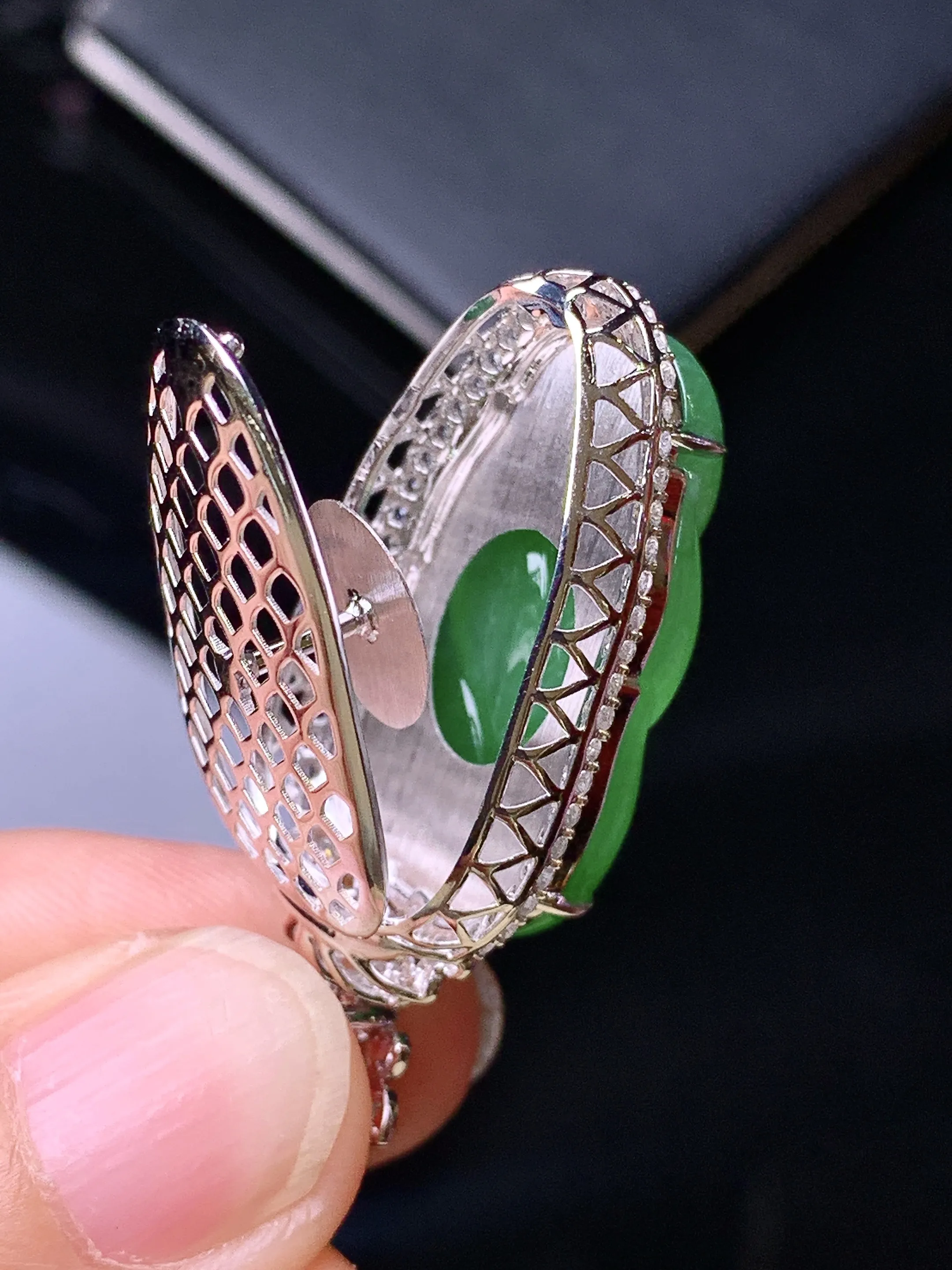 18k金钻镶嵌满绿树叶吊坠 玉质细腻 色泽清新艳丽 整体尺寸38.6*17.2*11.3