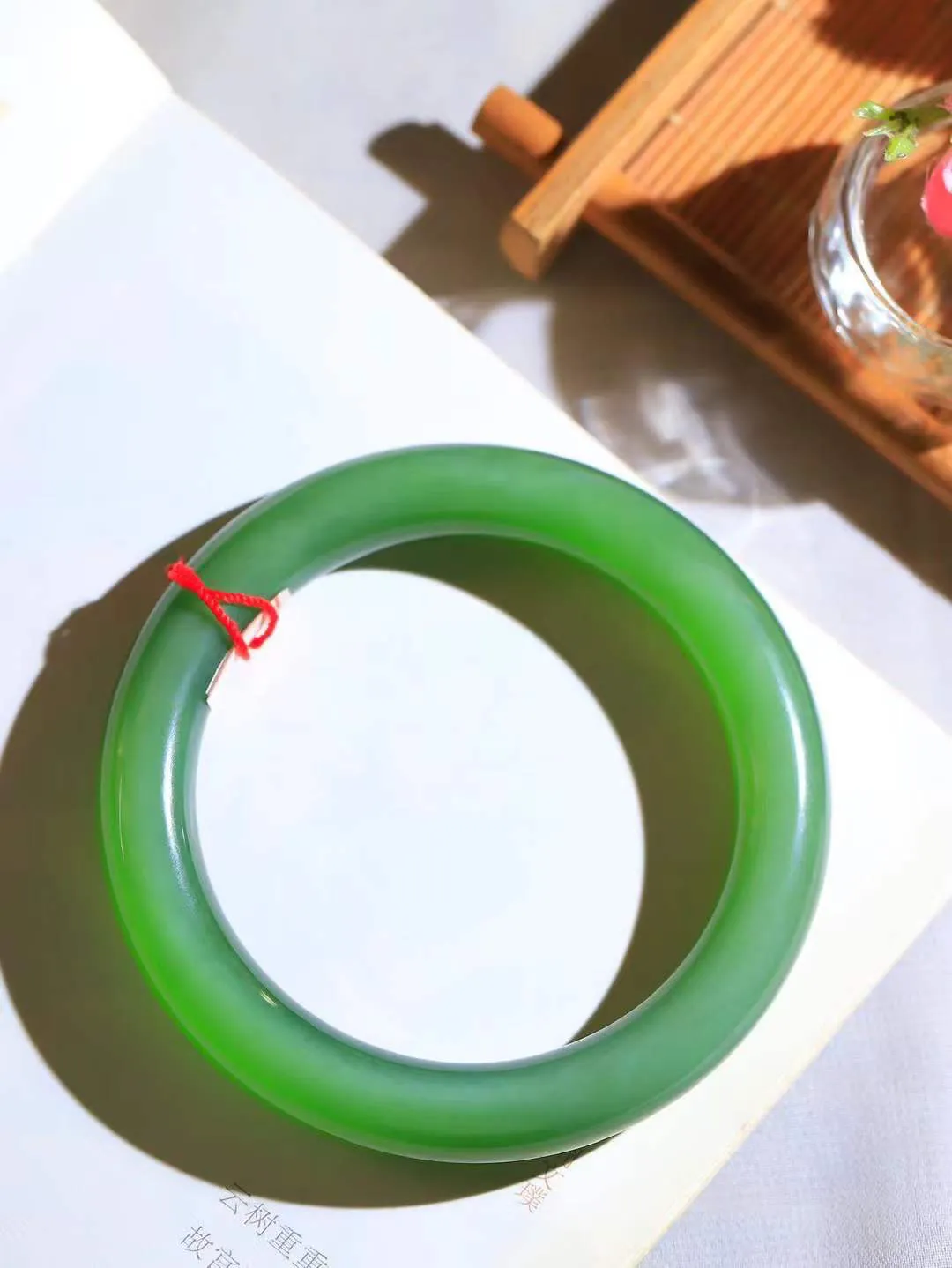 （温柔雅致.手镯）

收藏传家级臻品️和田玉碧玉猫眼圆条手镯。镯型饱满，温润细腻，脂润沁香。️执一卷书，沏一盏茶，着一袭裙，戴一只镯。淡淡浅笺，素心若兰，静赏玉中诗画。悠悠岁月，芊手轻摘，盛满诗样芳华。重69克   尺寸60-11.5-11.3mm    FDA-321201600