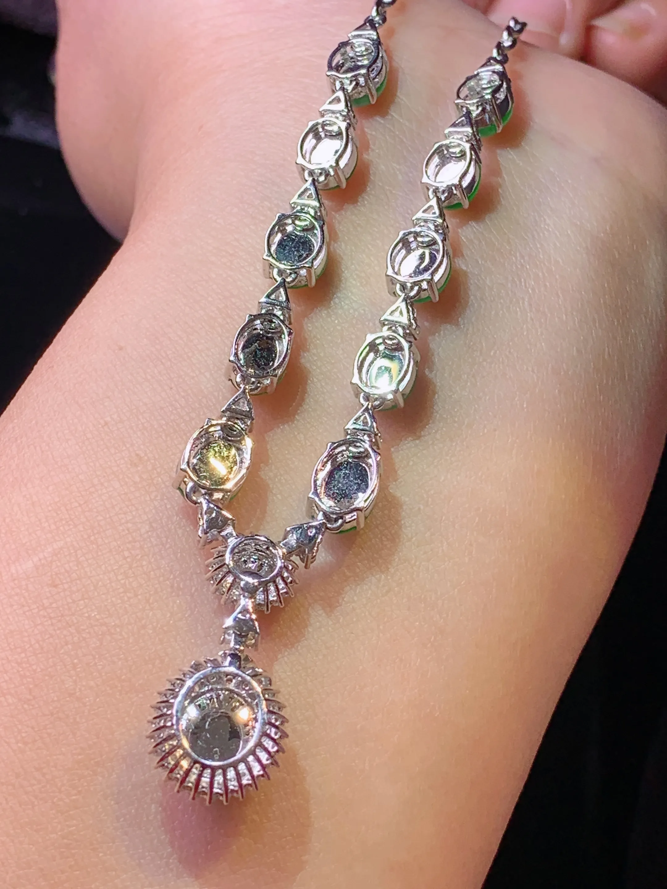 18k金钻镶嵌满绿蛋面项链 玉质细腻 色泽清新艳丽 整体尺寸80.3*11.2*7.3