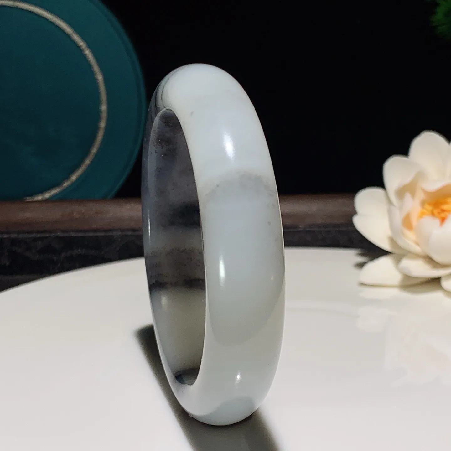 57圈口 新疆和田玉籽料青花手镯。青花意境山水手镯。57圈口条宽15厚10重71.8克 玉质细腻油润。手推出油。佩戴高端典雅。lt251226