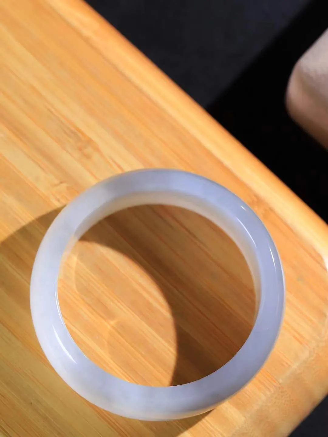 【情有独钟.手镯】

精品和田玉烟紫双色手镯 玉质温润细腻 油性十足 手感舒适，高华雅逸，线条流畅，简约大气，美自天成，素雅高贵。佩戴于腕间，婉约之美，举手投足间透出那低调奢华。重83.36克 内径57.6mm 尺寸20.5-8mm   FDT-791261695