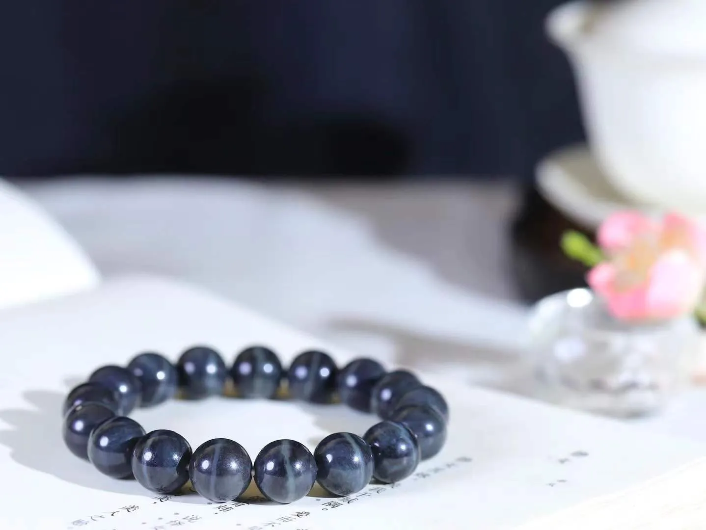 【籽.珠圆玉润.手串】

新疆和田青花籽料一线天珠圆玉润手串 玉质温润细腻  整串打磨圆润，佩戴舒适。珠珠落玉盘，间关莺语花底滑，一生美好时光，无论身在何处，都有它相伴相守。事事顺遂，幸福美满，吉祥如意。重44.8克 尺寸取一12mm  FDA-221202733