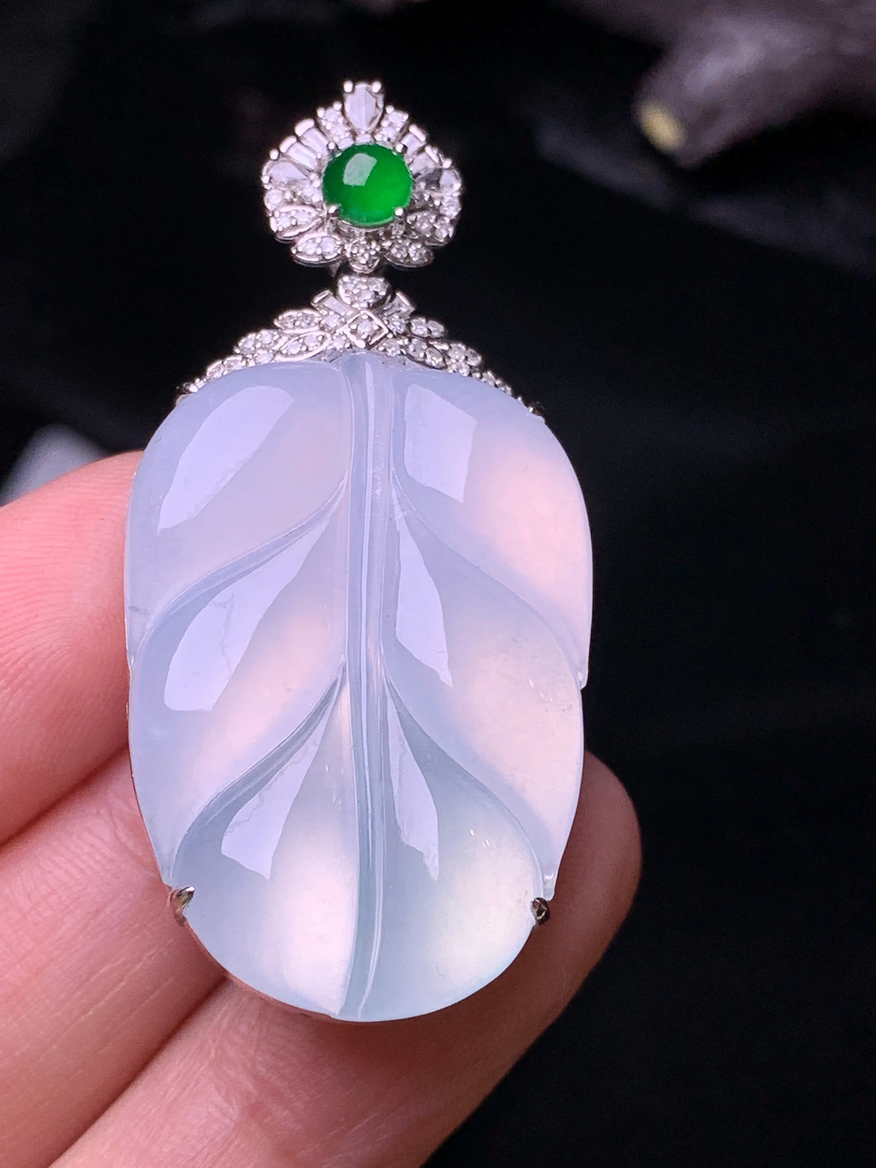 18k金钻镶嵌冰种树叶吊坠 玉质细腻 色泽清新艳丽 整体尺寸46.8*22.2*9.5