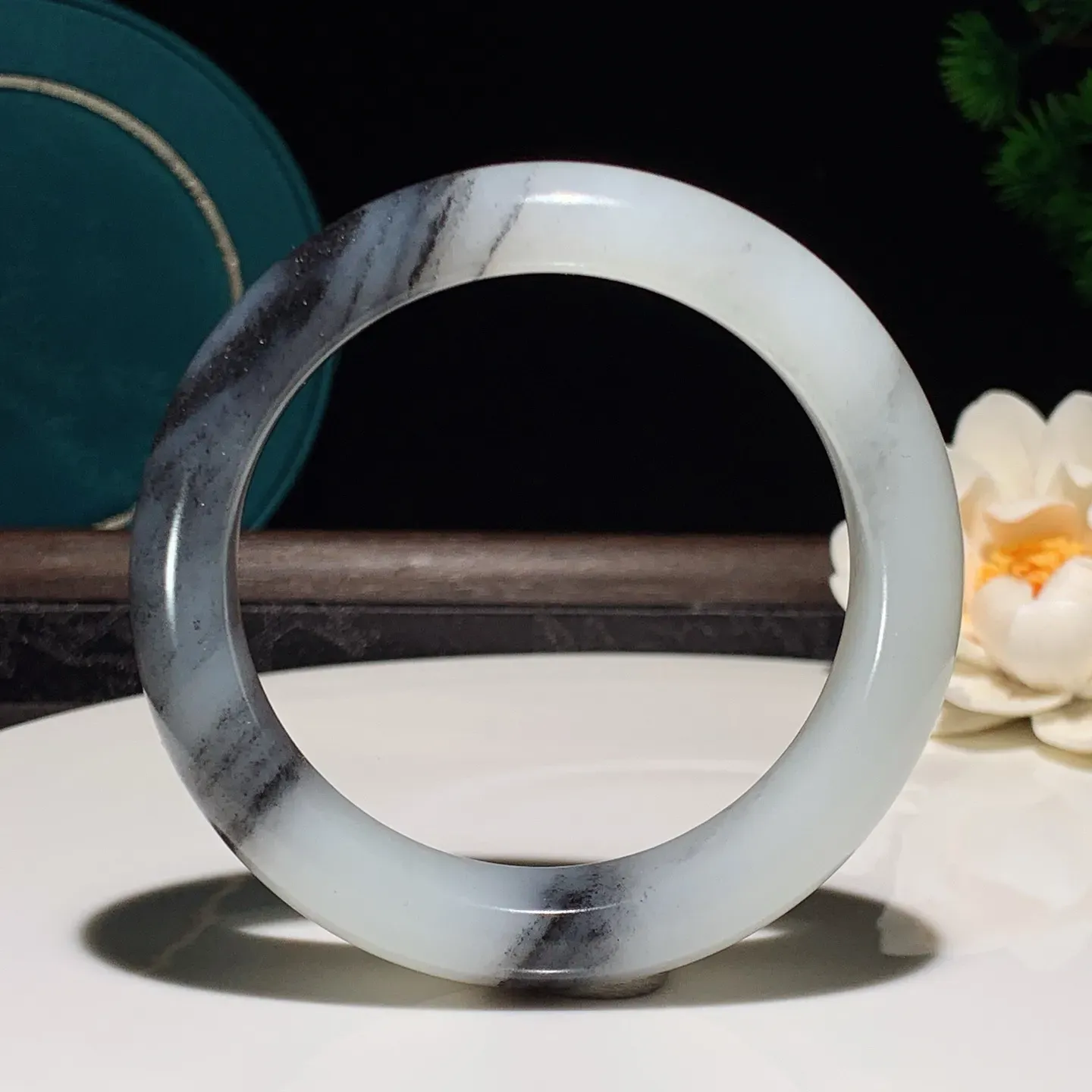 57圈口 新疆和田玉籽料青花手镯。青花意境山水手镯。57圈口条宽15厚10重71.8克 玉质细腻油润。手推出油。佩戴高端典雅。lt251226