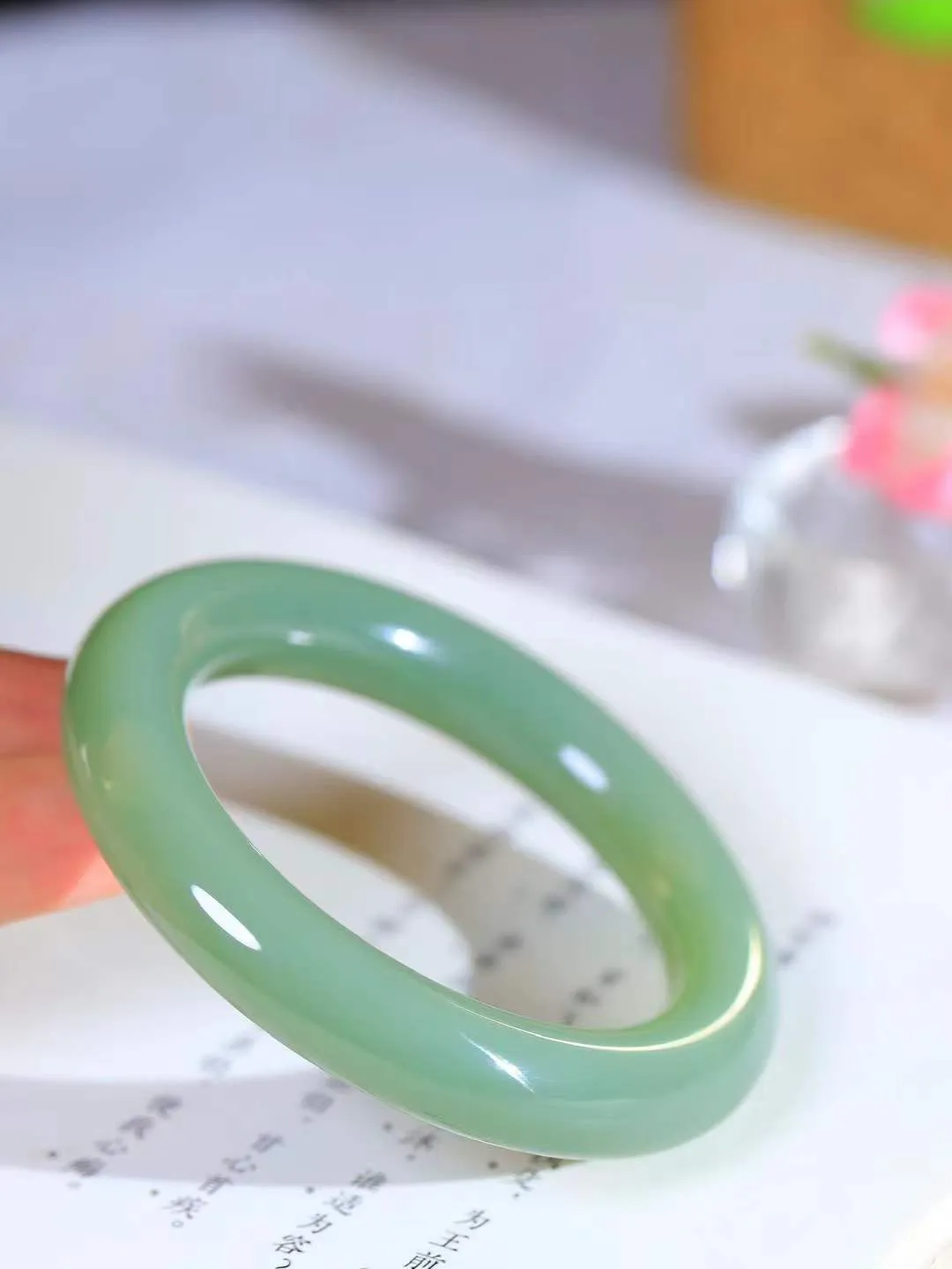 【碧色荡漾·手镯】

收藏传家级臻品和田玉碧玉圆条手镯，玉质细腻温润，手感舒适，️线条流畅，简约大气，美自天成，佩戴于腕间，婉约之美，举手投足间透出那份低调奢华，醉人心扉。重68.8克  内径圈口54mm  尺寸11.9-11.8mm  FDA-661201603