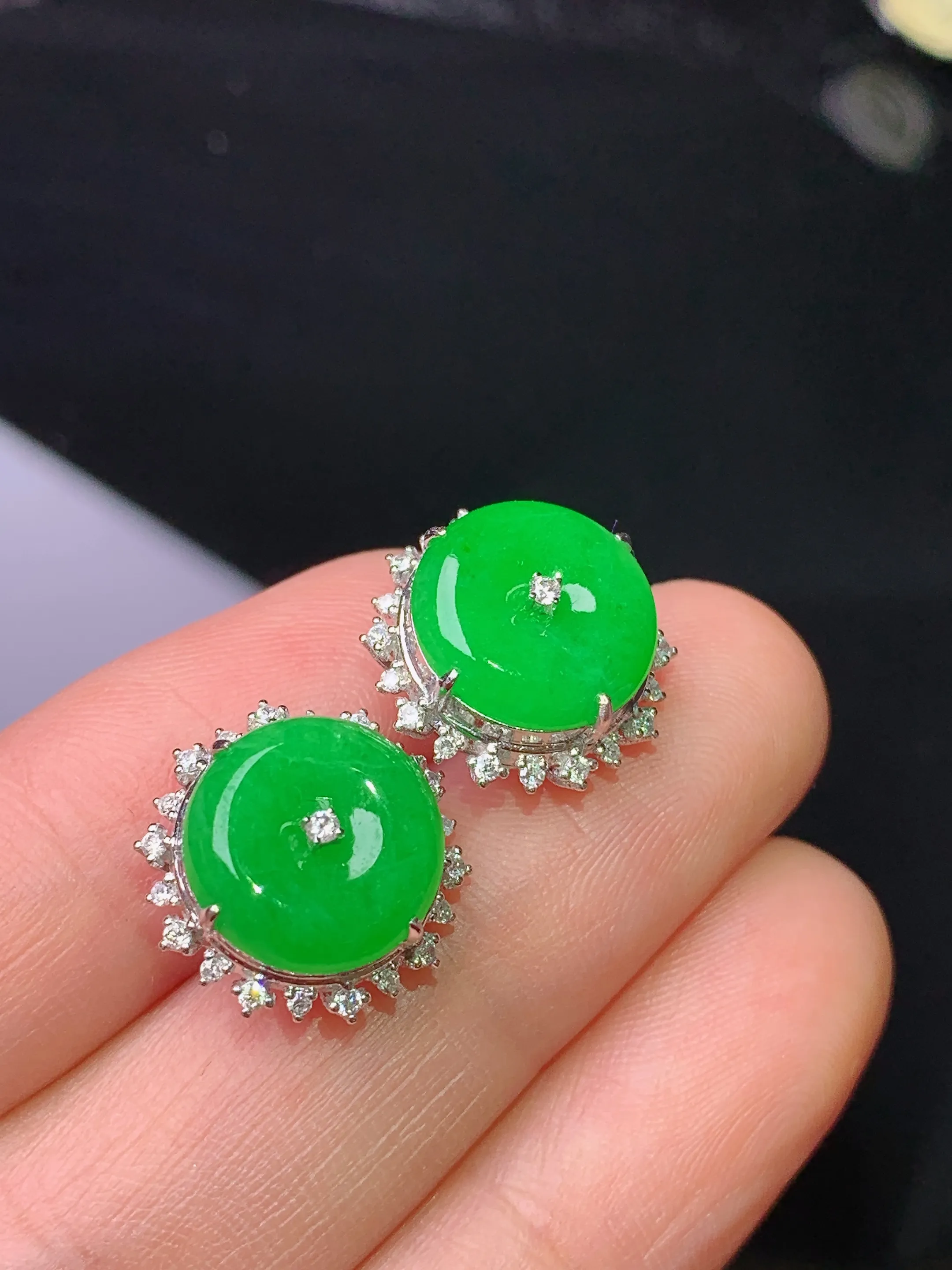 18k金钻镶嵌满绿平安扣耳钉 玉质细腻 色泽清新艳丽 整体尺寸14*6.7