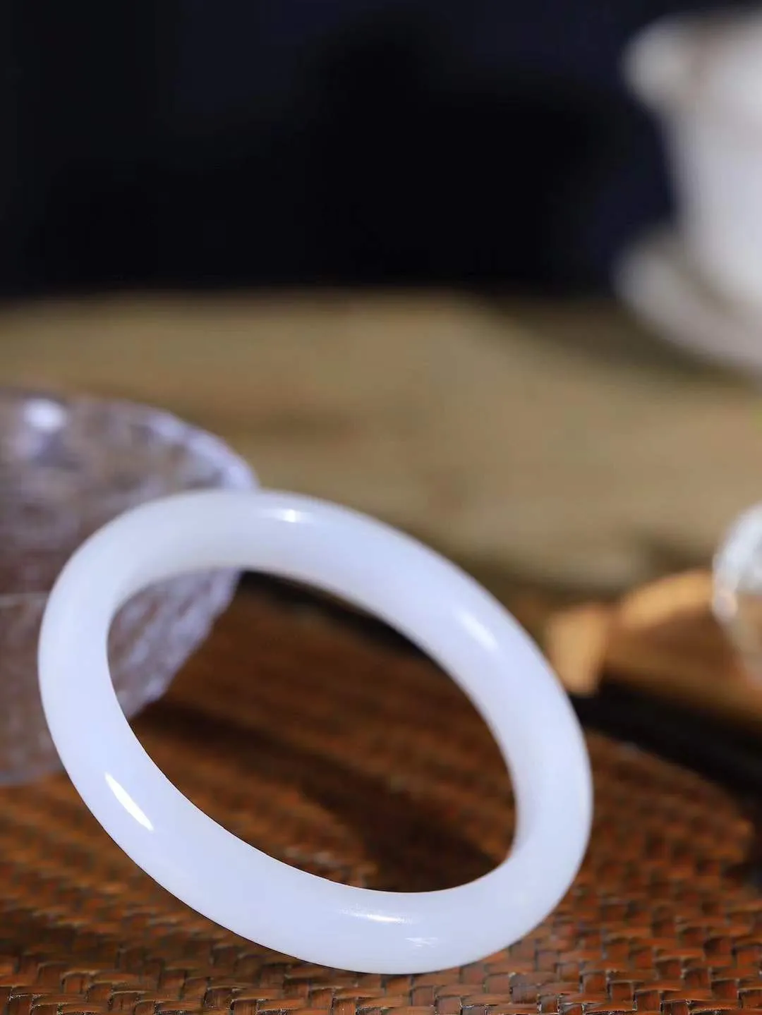 【暖玉生香·手镯】

精品和田玉白玉手镯，质地油润细腻，色泽高贵典雅，镯型古朴典雅。在诗情画意的雨巷相遇，你是我腕间的一抹风情，有你眸有深情，清风荡漾湖间静水，我愿俯身低眉，在烟波涟漪处，寻你深情倩影。内径58mm尺寸11-8.3mm重44.61克  691202658A