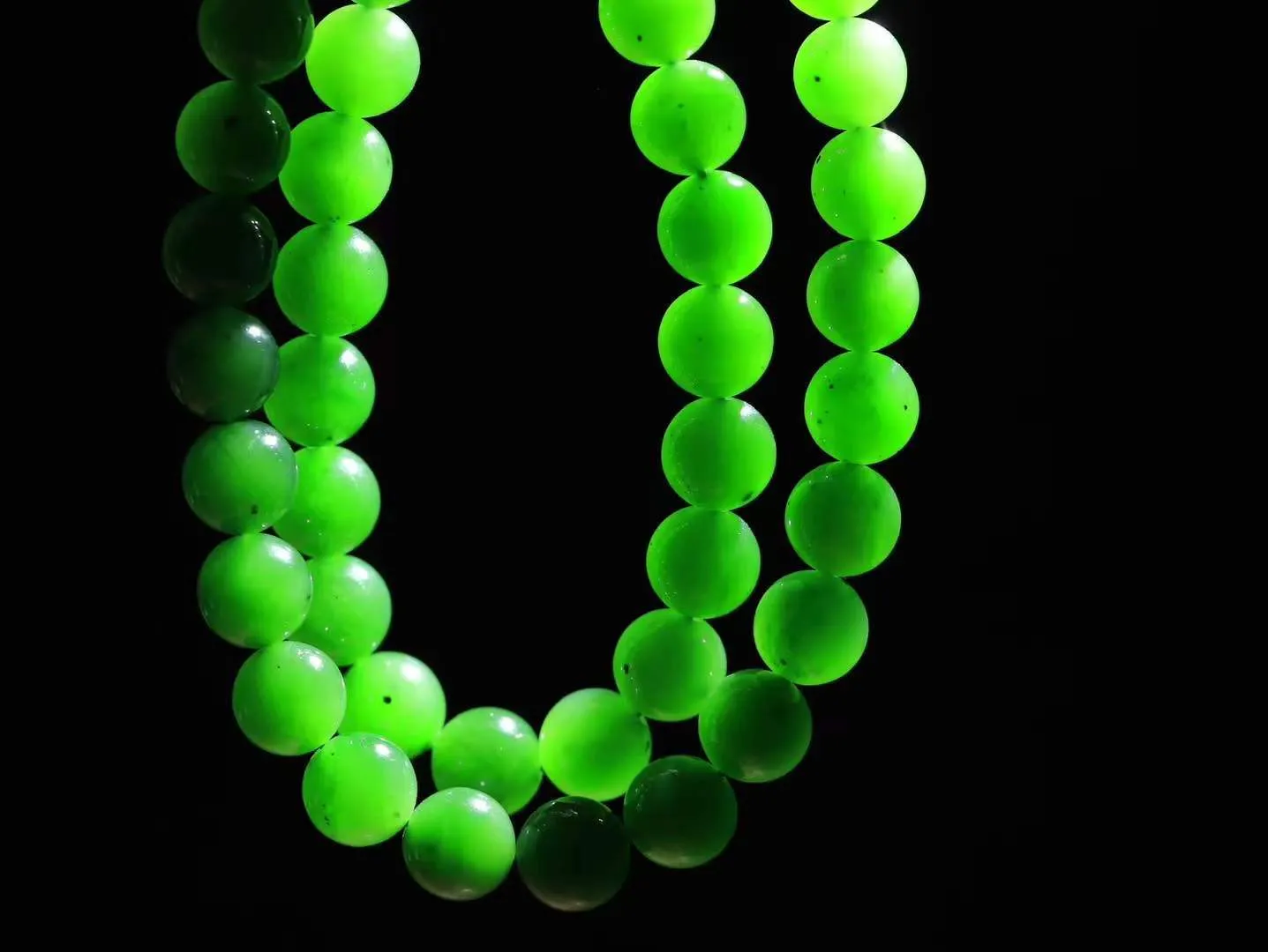 【珠圆玉润.项链】

精品和田玉碧玉珠圆玉润项链 玉质细腻油润 饱满光滑 质朴无华，悠远简单，人心境界远，百世修炼深，心灵常驻善意持，觉悟人生百世修。重73.2克 尺寸取一10mm  FDL-221202622