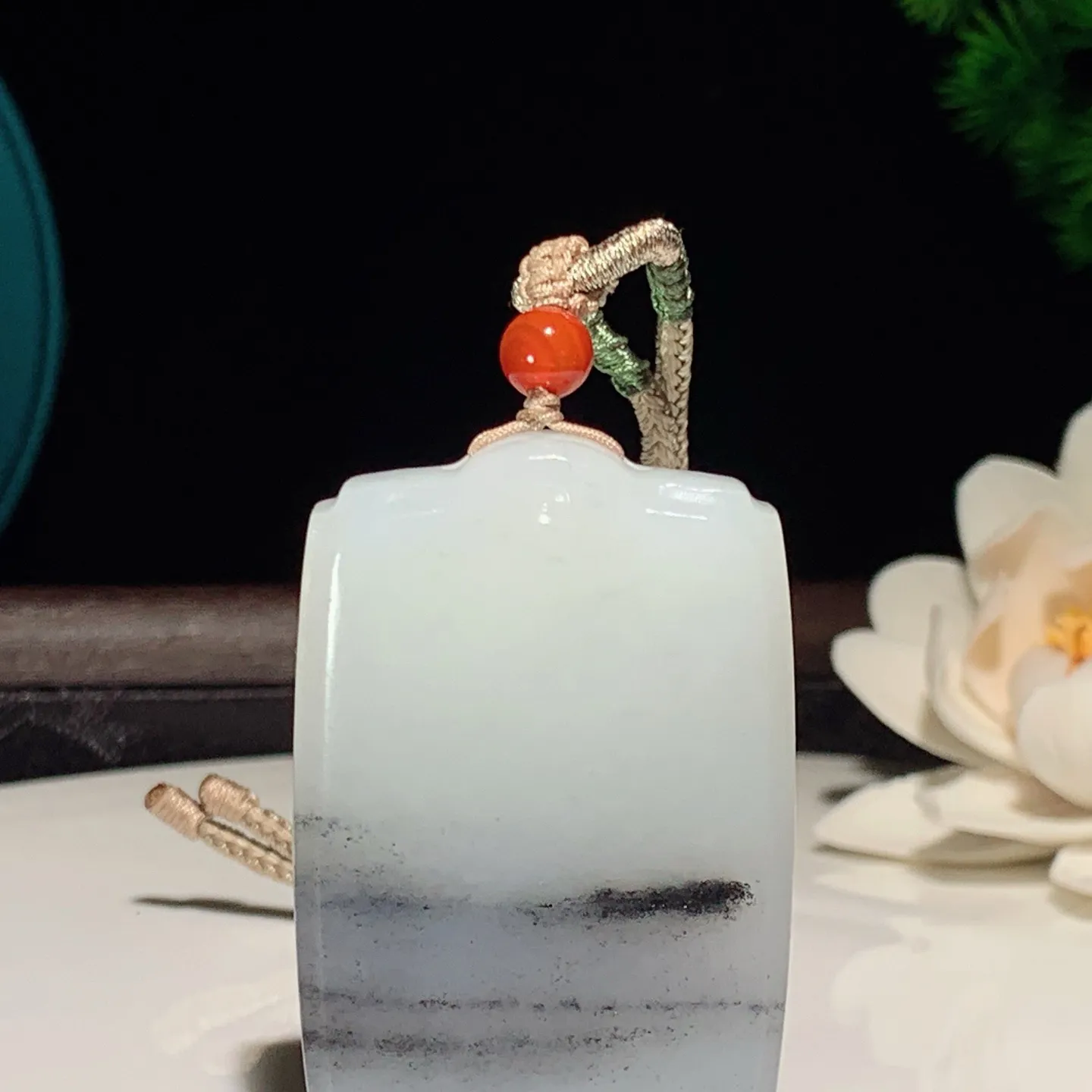 新疆和田玉籽料青花平安无事牌挂件尺寸51/34/11重46.8克 玉质细腻油润。手推出油。佩戴高端典雅。lt251226