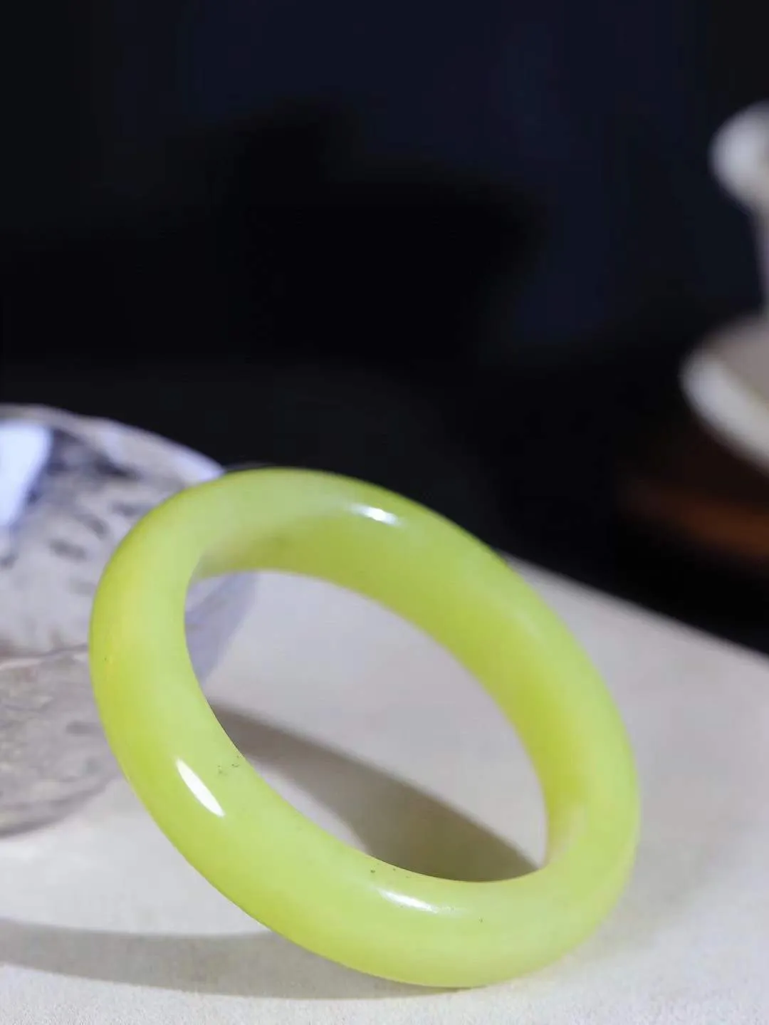 【诗情画意.手镯】

精品和田玉黄口点墨手镯   细腻油脂,手感润滑。意韵飘渺，温雅细腻，工艺精湛，️氤氲诗意的美跃然于手腕之间，给人以出尘的风雅，优美脱俗，气质非凡。重71.60克 内径56.4mm尺寸15-9.7mm  221202600A