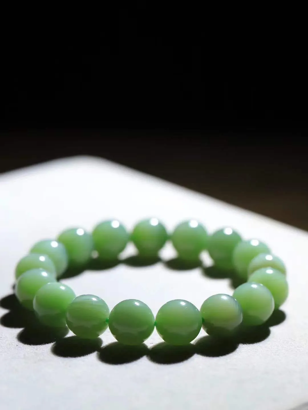 【珠圆玉润.手串】

精品和田玉碧玉猫眼珠圆玉润手串 玉质温润细腻  整串打磨圆润，佩戴舒适。珠珠落玉盘，间关莺语花底滑，一生美好时光，无论身在何处，都有它相伴相守。事事顺遂，幸福美满，吉祥如意。重45克 尺寸取一12mm FDL-161202613