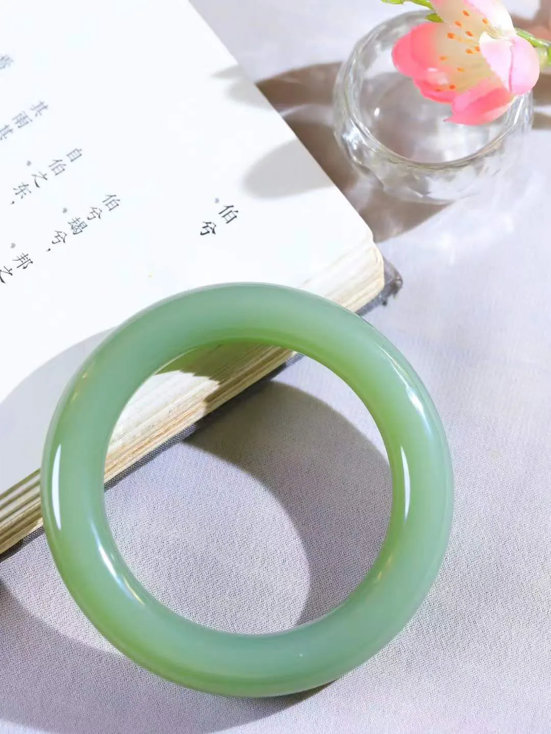 【碧色荡漾·手镯】

收藏传家级臻品和田玉碧玉圆条手镯，玉质细腻温润，手感舒适，️线条流畅，简约大气，美自天成，佩戴于腕间，婉约之美，举手投足间透出那份低调奢华，醉人心扉。重68.8克  内径圈口54mm  尺寸11.9-11.8mm  FDA-661201603