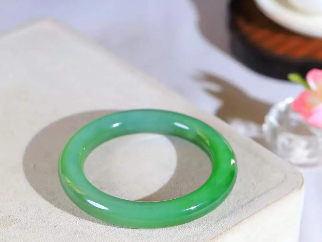 【玉佳人·手镯】

收藏级臻品️和田玉碧玉圆条手镯 ，玉质细腻油润，做工细致精美，端庄素雅，亭亭玉