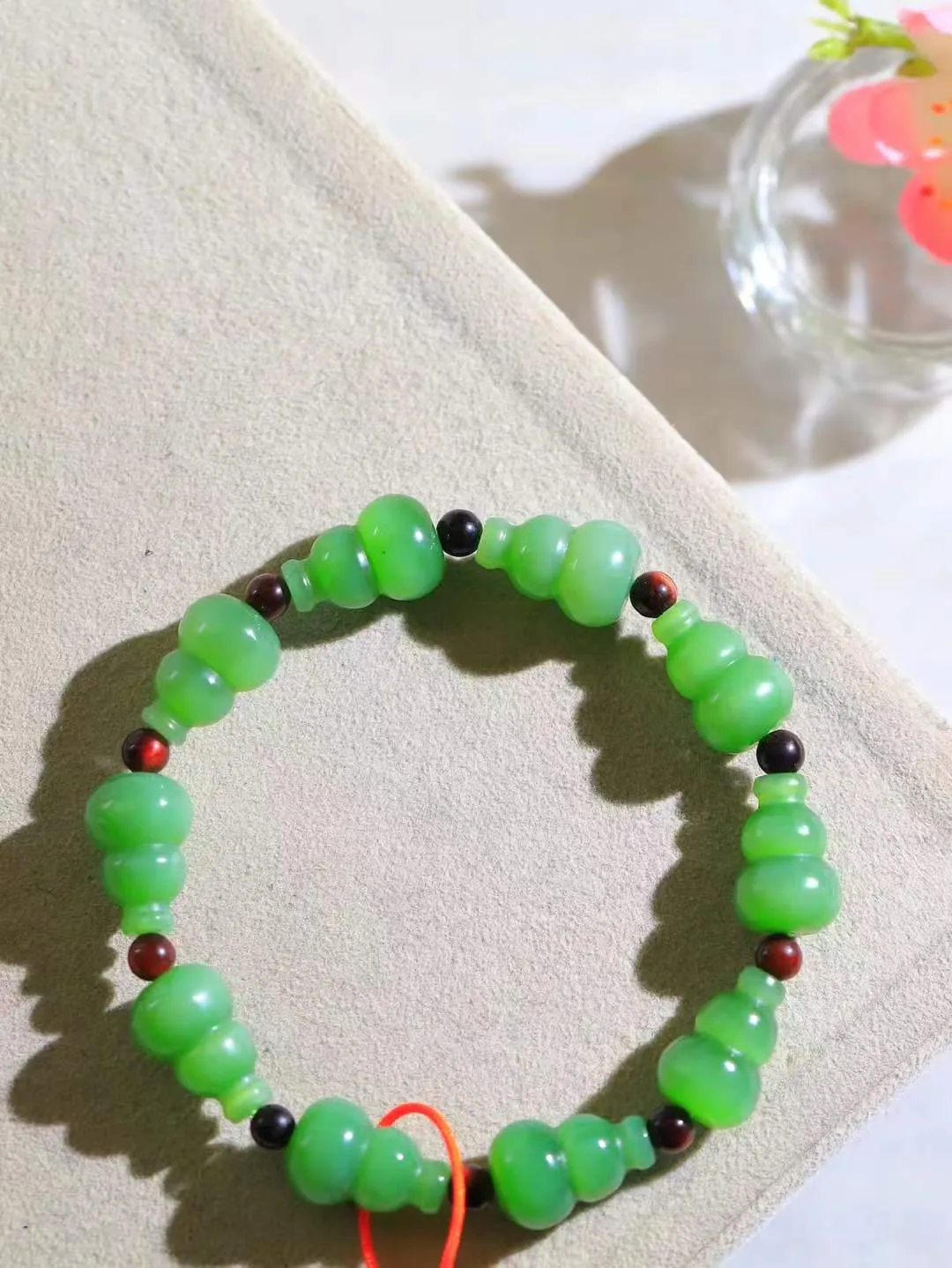 【福禄.手串】

精品和田玉碧玉猫眼葫芦手串，玉质细腻油润，造型饱满圆润，手感上佳。精工雕刻，葫芦取其谐音福禄，寓意子孙万代，葫芦通“福禄”，祈福平安，福禄齐康，静心洗凡尘。
重23.6克 尺寸取一15-10.5mm 841252666L