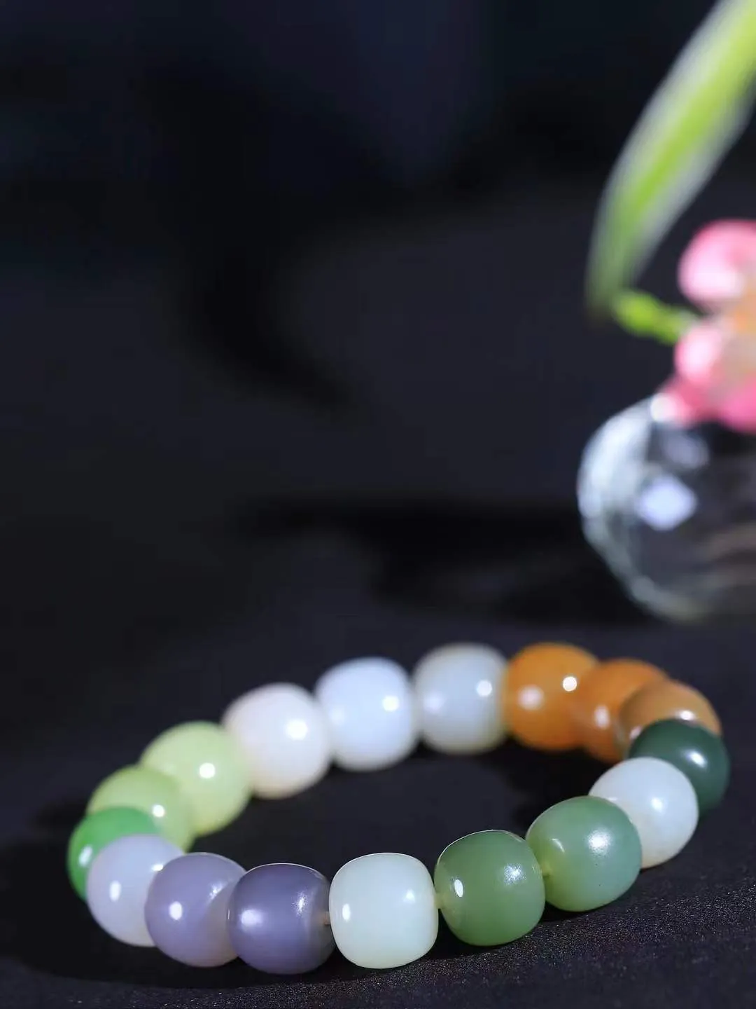 【多宝手串】

货头精选 和田玉多宝老型珠手串，每一颗玉石都凝聚自然的灵气与岁月的沉淀，寓意福禄寿喜