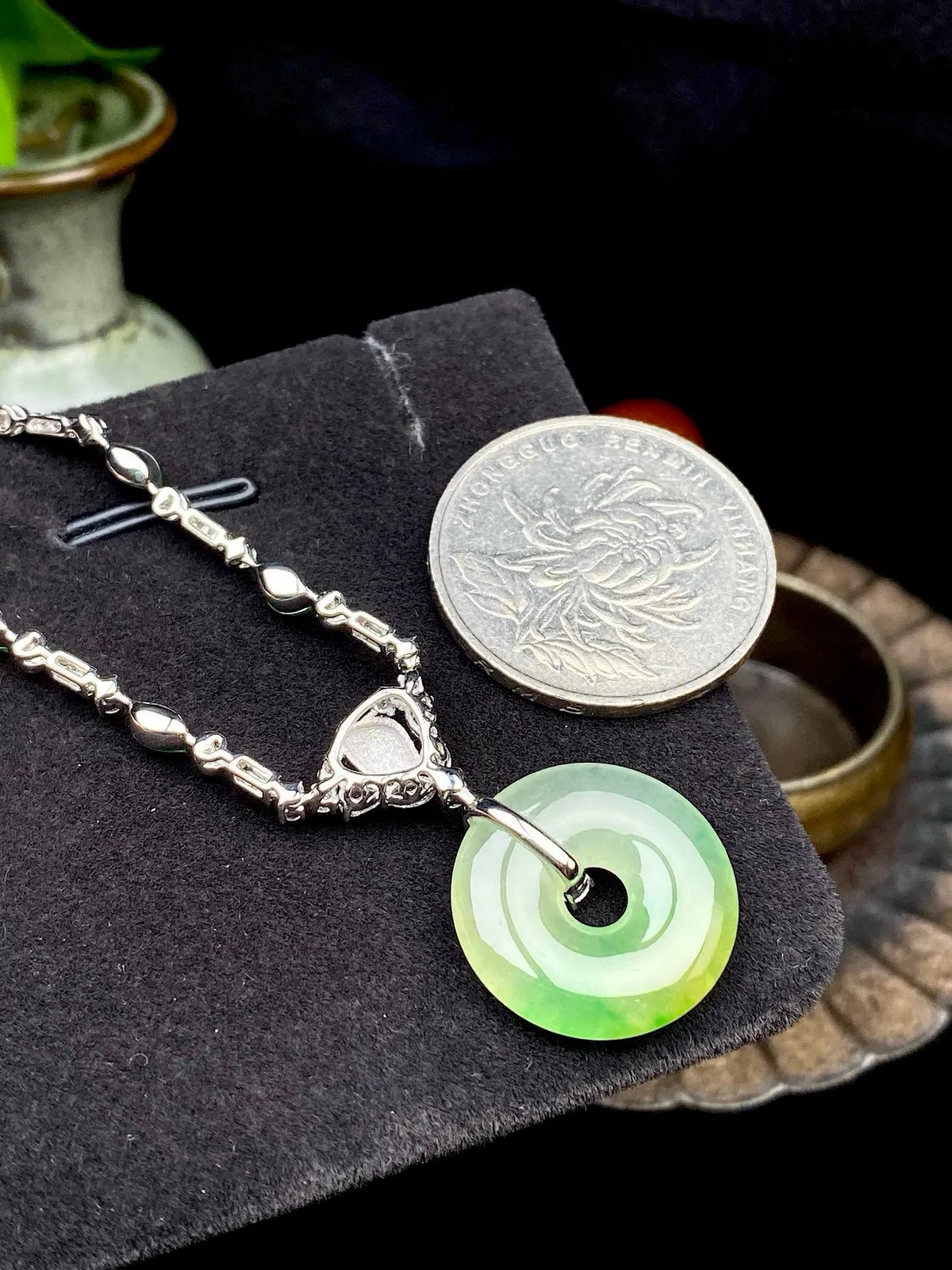 【冰种黄加绿平安扣】质地细腻，品质很好，冰感十足，胶感明显，收藏品质。18k金钻镶嵌，裸石尺寸18.1*3.1毫米