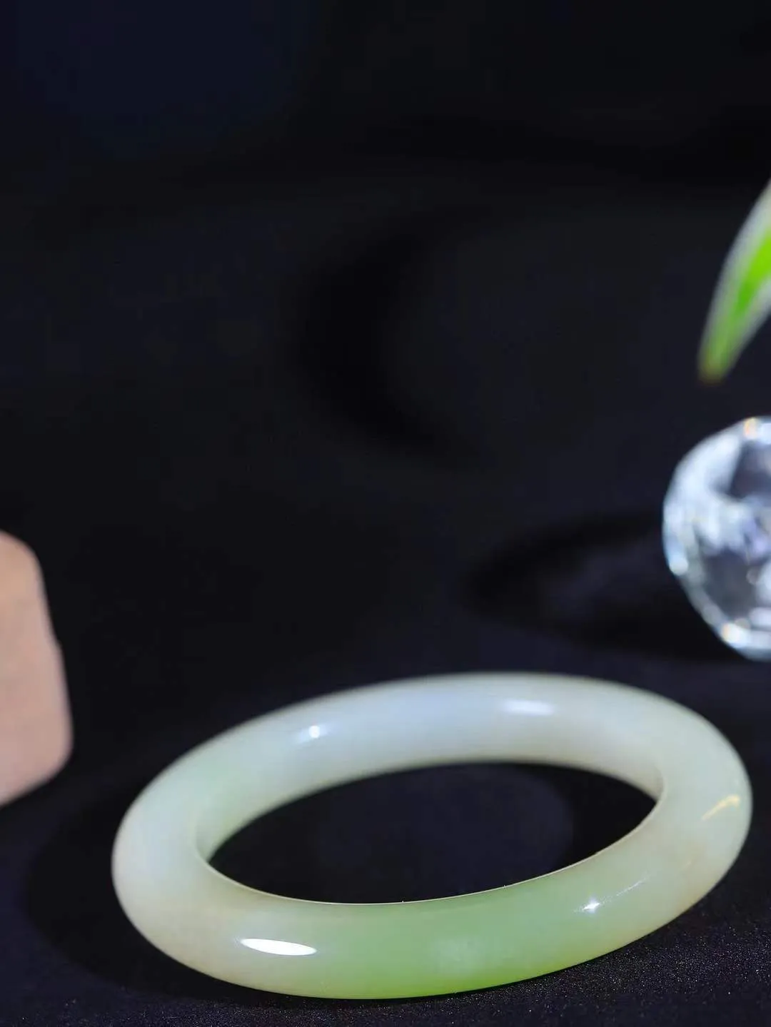 （柔情似水.手镯）

精品和田玉三色手镯，玉质温润细腻，镯型饱满圆润，优雅知性，姽婳于幽静兮，又婆娑乎人间，经典款型，古朴典雅。极具灵性，腕间风情，风姿卓越。 重48.34克    内径53.8mm 尺寸9.8-9.4mm   781252644A