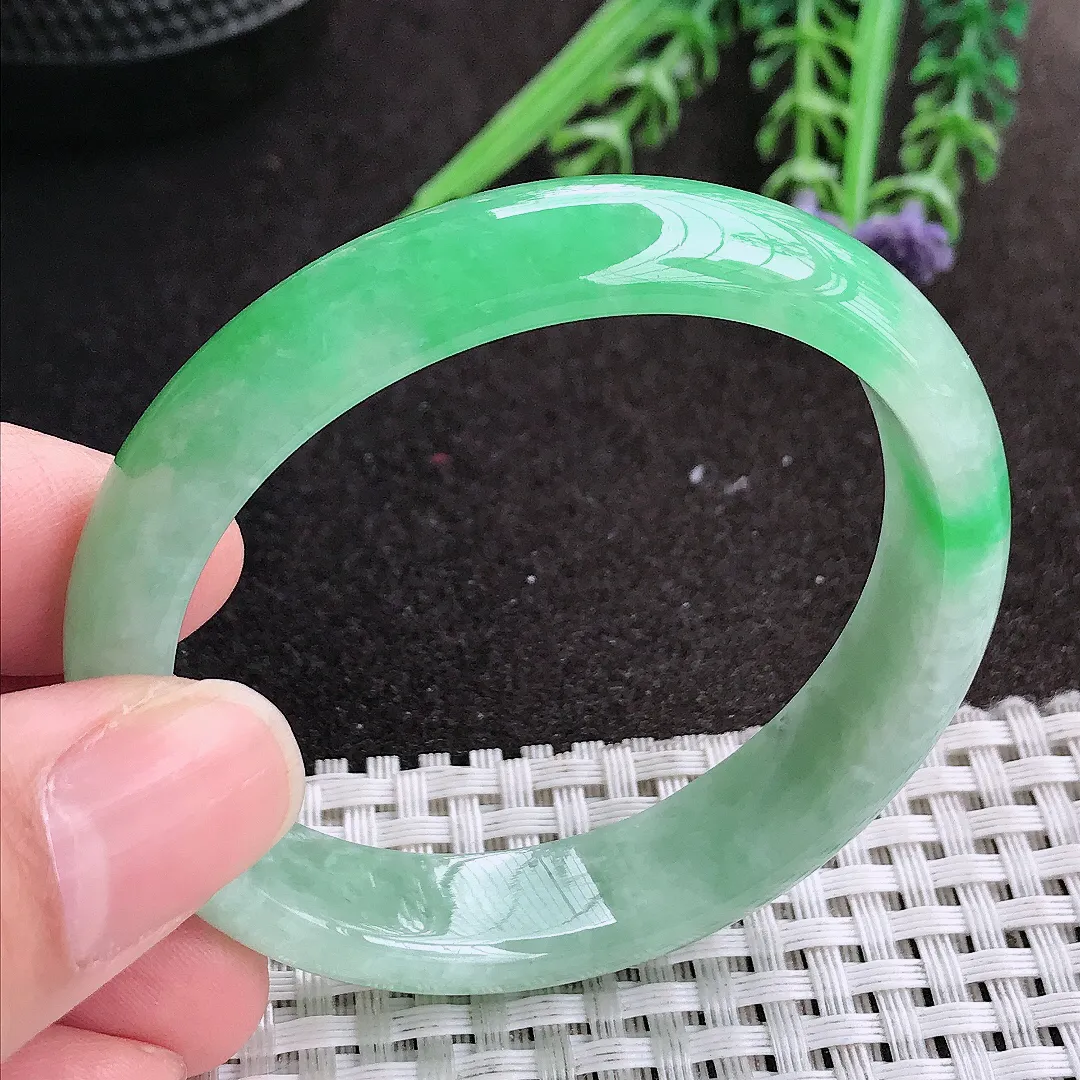 实拍A货翡翠51/46.5/12/6.5老坑精美飘阳绿贵妃手镯翡翠玉镯手环