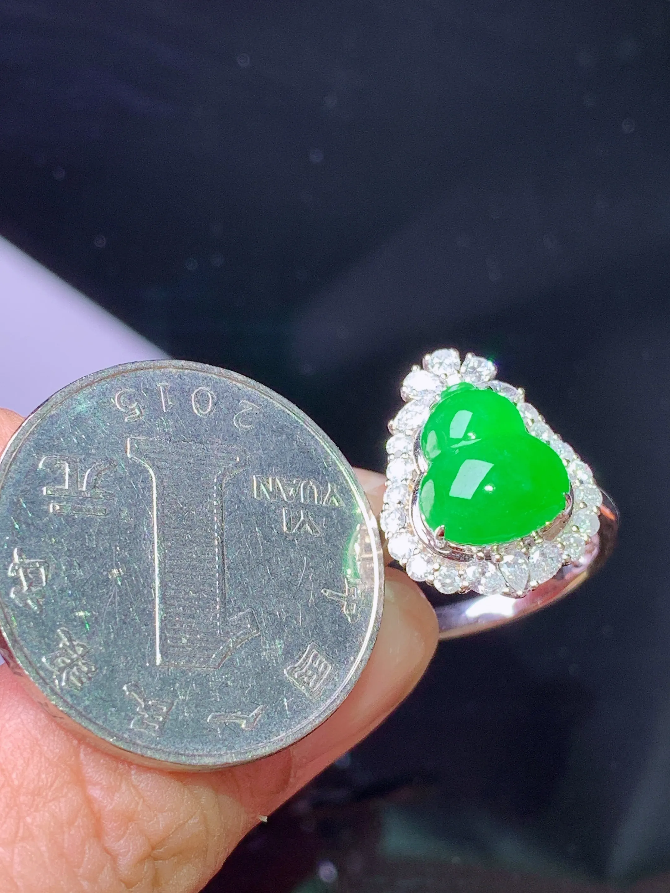 18k金钻镶嵌满绿葫芦戒指 玉质细腻 色泽清新艳丽 圈口13.5 整体尺寸17*13.3*9.2