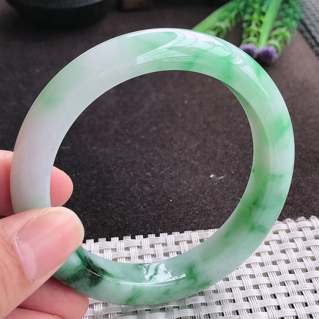 实拍A货翡翠60.5/12.6/9.5老坑精美冰润飘绿手镯大圈口宽边玉镯手环