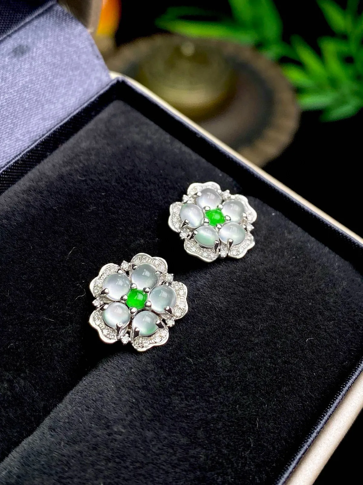 【冰种满绿冰蛋面耳钉】饱满圆润，纯净冰透，上耳时尚大方。18k金钻镶嵌，裸石尺寸3.3*3.1*2