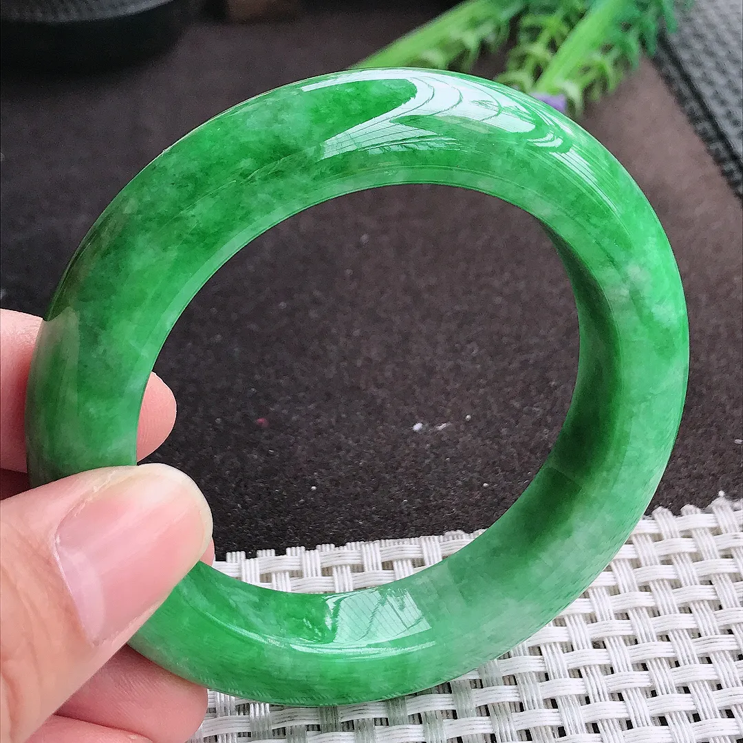 实拍A货翡翠55/13.6/10.7老坑精美温润满绿辣阳绿手镯宽边玉镯手环