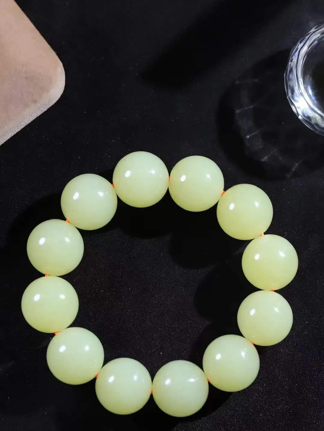 【珠圆玉润.手串】

精品️和田玉黄口珠圆玉润手串 玉质温润细腻  整串打磨圆润，佩戴舒适。珠珠落玉盘，间关莺语花底滑，一生美好时光，无论身在何处，都有它相伴相守。事事顺遂，幸福美满，吉祥如意。重107.10克 尺寸取一18mm  FDA-221202633