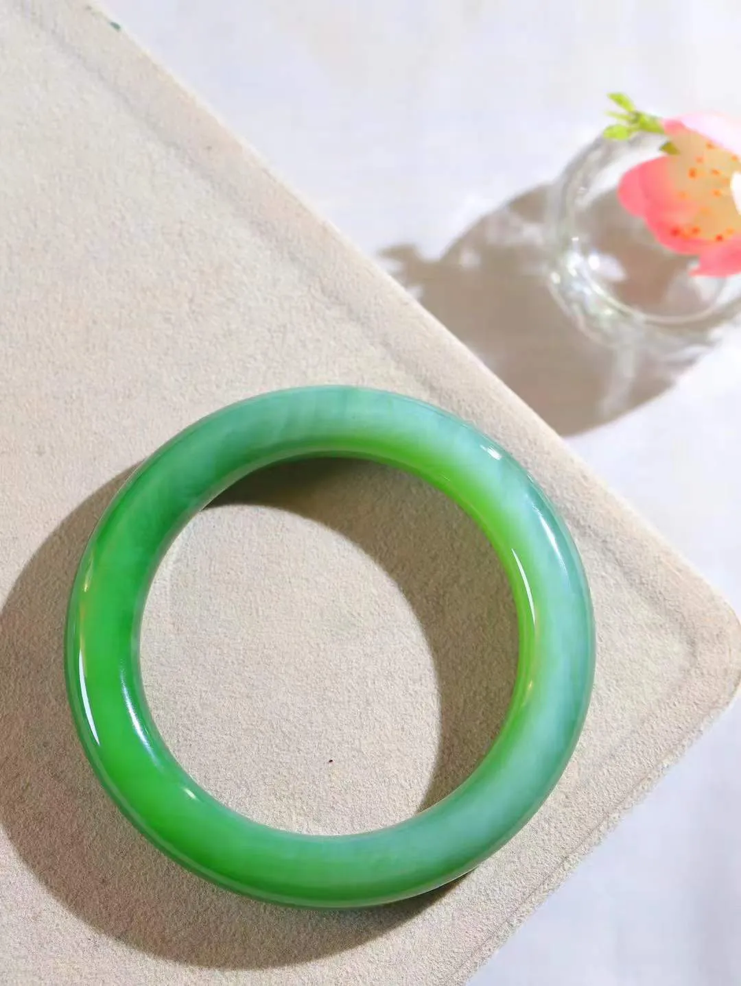 【玉佳人·手镯】

收藏级臻品️和田玉碧玉圆条手镯 ，玉质细腻油润，做工细致精美，端庄素雅，亭亭玉立，芊芊素手。芊芊素手，怎能忘镯？秀美圆条，更显婀娜。内径56.5mm 尺寸11.6-11.4mm重65.7克691201680A