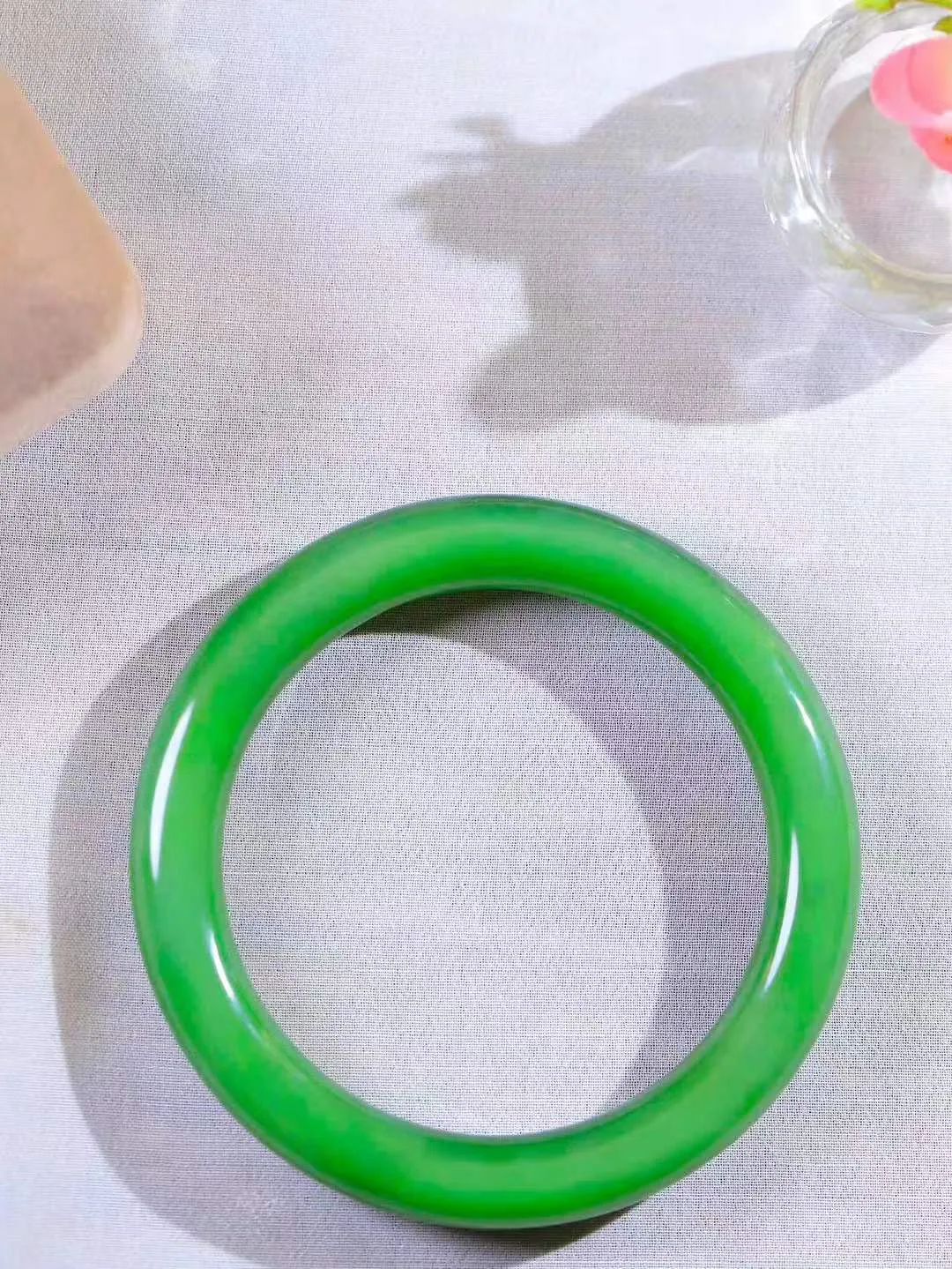 【温润如心.镯】

精品和田玉碧玉猫眼圆条手镯，精选上等碧玉料，色泽清透，质地细腻。佩戴它，感受千年玉文化的温润与优雅，愿它为您带来平安与幸福。重59.57克  尺寸60-10.7-10.4mm  101202611A