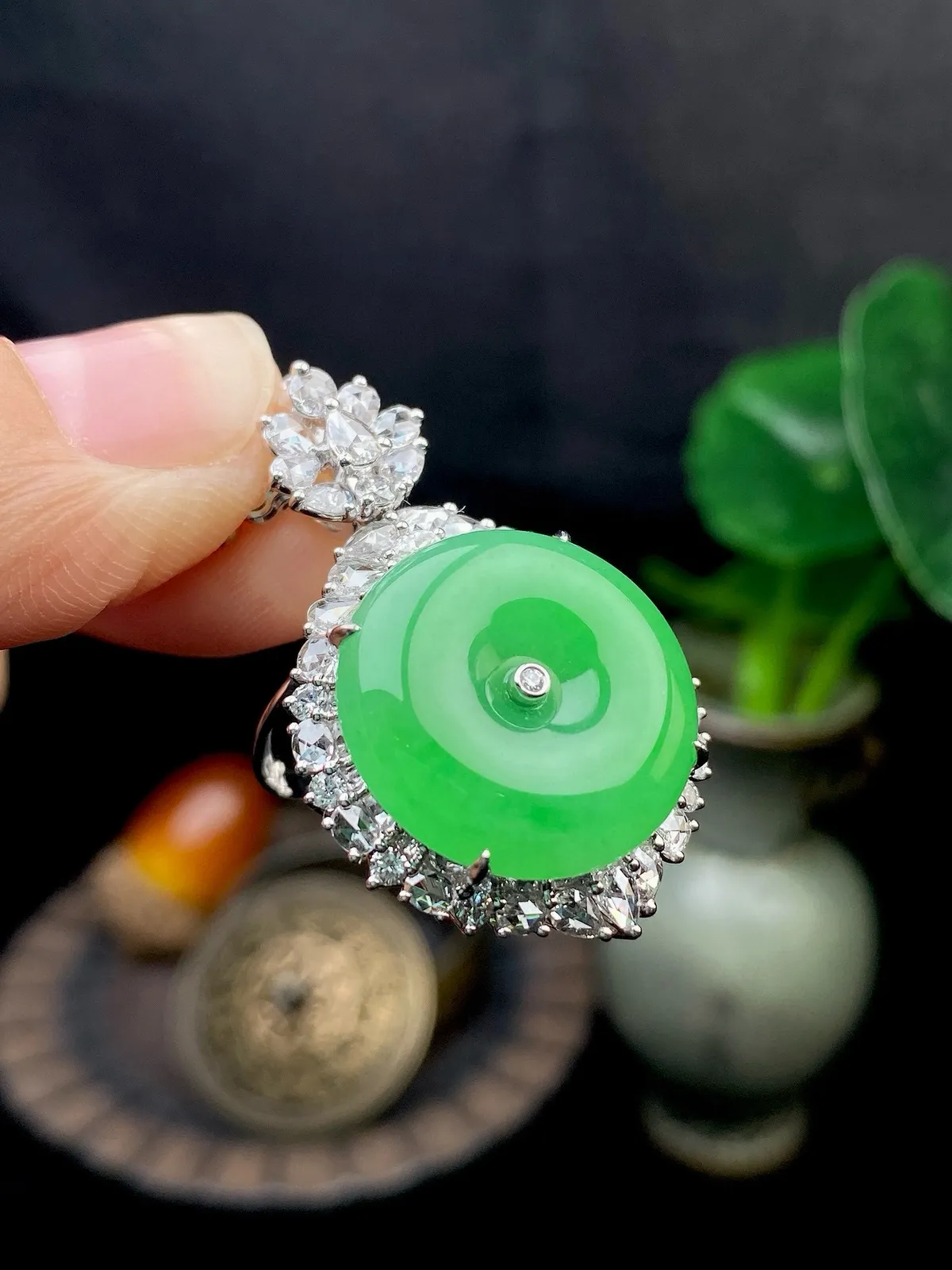 【冰种满绿平安扣吊坠】质地非常细腻，冰润十足，种老冰透，18k金钻镶嵌，裸石尺寸17.6*3.3毫米