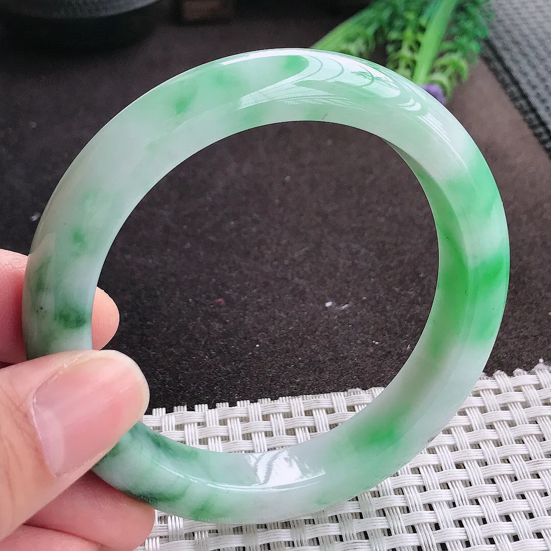 实拍A货翡翠60.5/12.6/9.5老坑精美冰润飘绿手镯大圈口宽边玉镯手环
