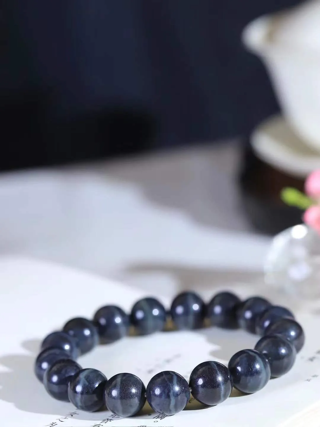 【籽.珠圆玉润.手串】

新疆和田青花籽料一线天珠圆玉润手串 玉质温润细腻  整串打磨圆润，佩戴舒适。珠珠落玉盘，间关莺语花底滑，一生美好时光，无论身在何处，都有它相伴相守。事事顺遂，幸福美满，吉祥如意。重44.8克 尺寸取一12mm  FDA-221202733