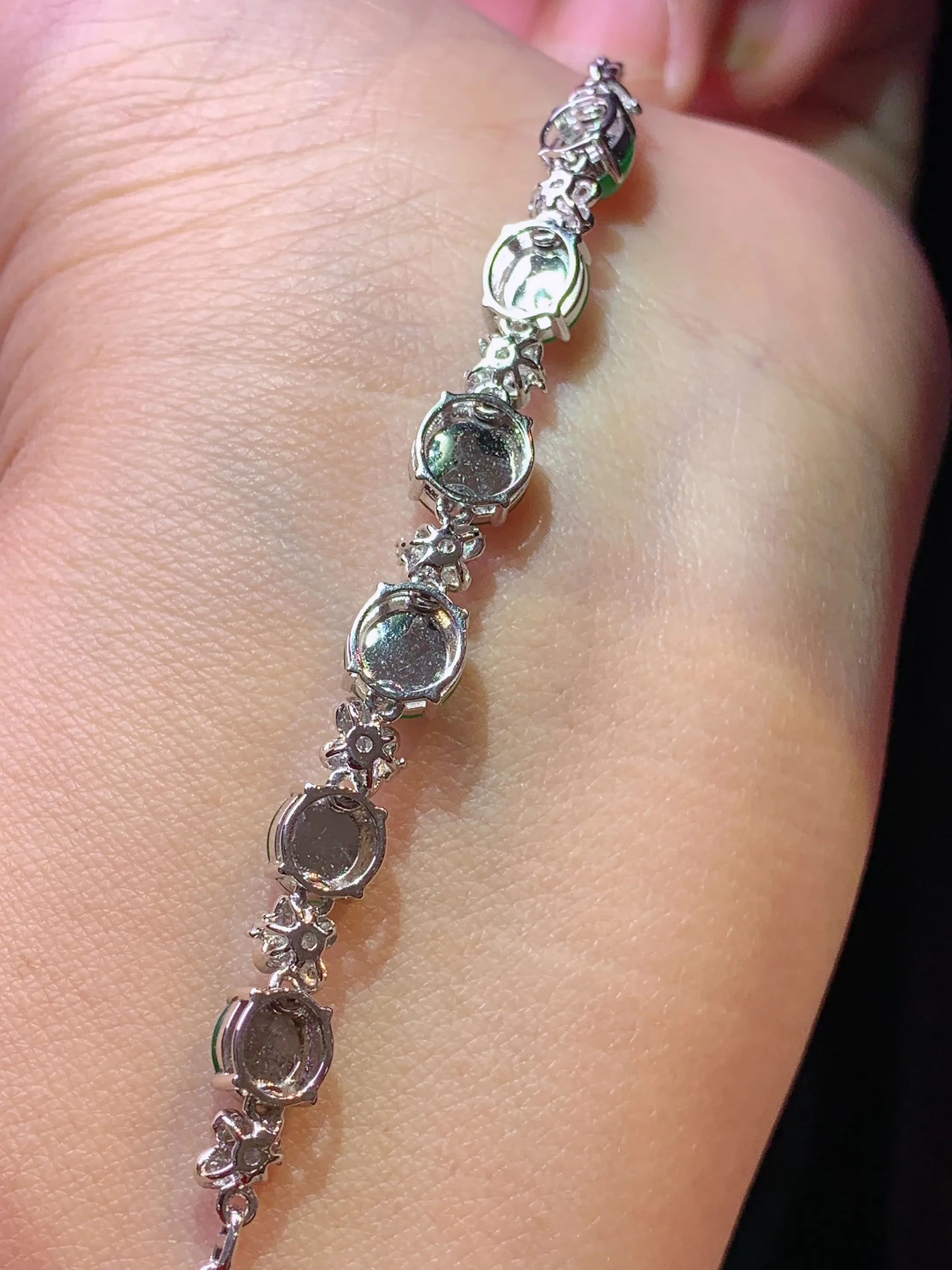 18k金钻镶嵌满绿蛋面手链 玉质细腻 色泽清新艳丽 整体尺寸70.8*6.7*4.2