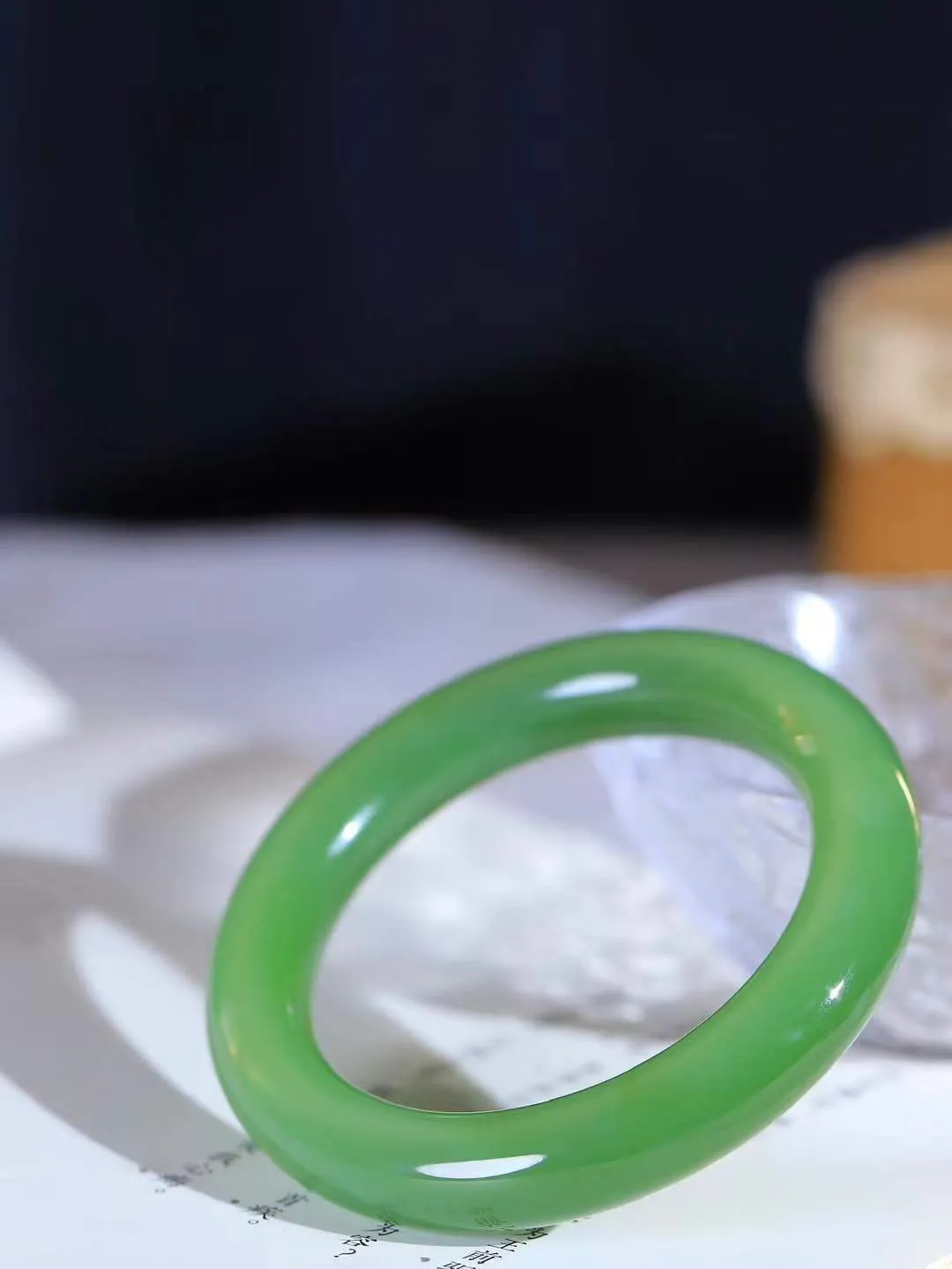 【碧波流转·手镯】

收藏传家级臻品️和田玉碧玉猫眼圆条手镯，玉质细腻温润，手感舒适，️线条流畅，简约大气，美自天成，佩戴于腕间，婉约之美，举手投足间透出那份低调奢华，醉人心扉。
重66克 内径圈口54mm尺寸11.8-11mm  FDA-131201608