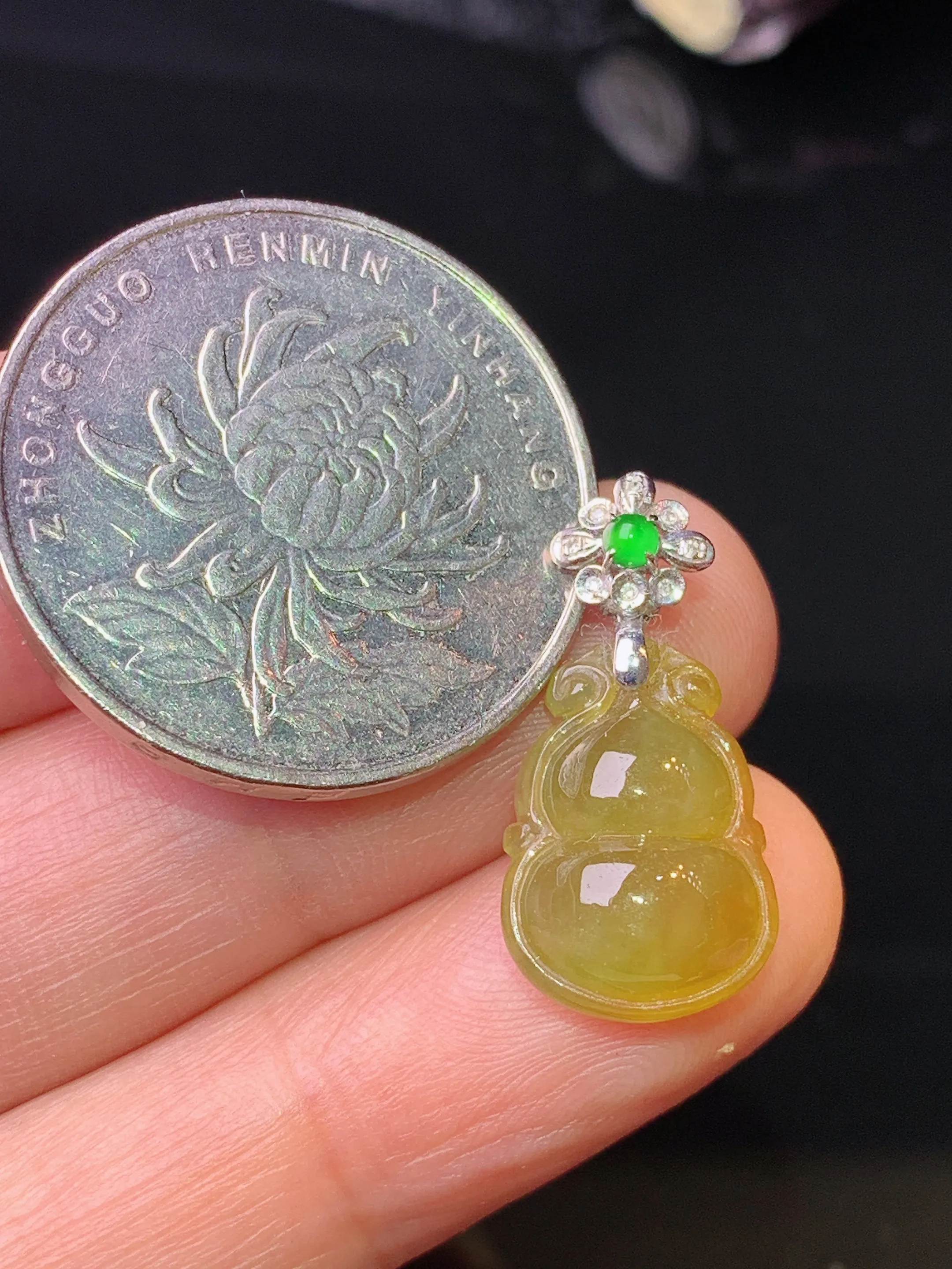 18k金钻镶嵌黄翡葫芦吊坠 玉质细腻 色泽清新艳丽 整体尺寸22*10.8*5.8