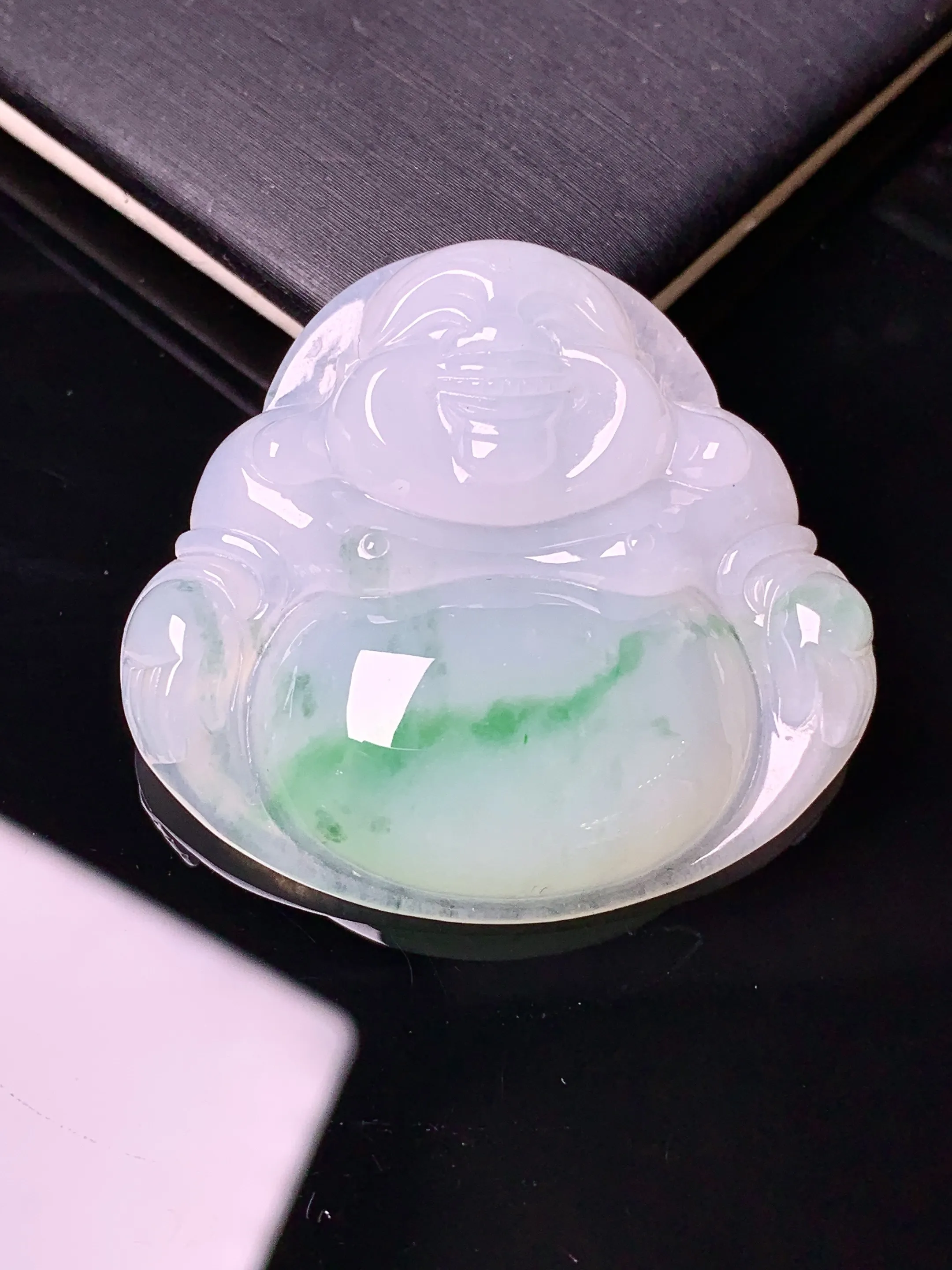 飘绿佛公吊坠 玉质细腻 色泽清新艳丽 整体尺寸34.3*36.6*7.6