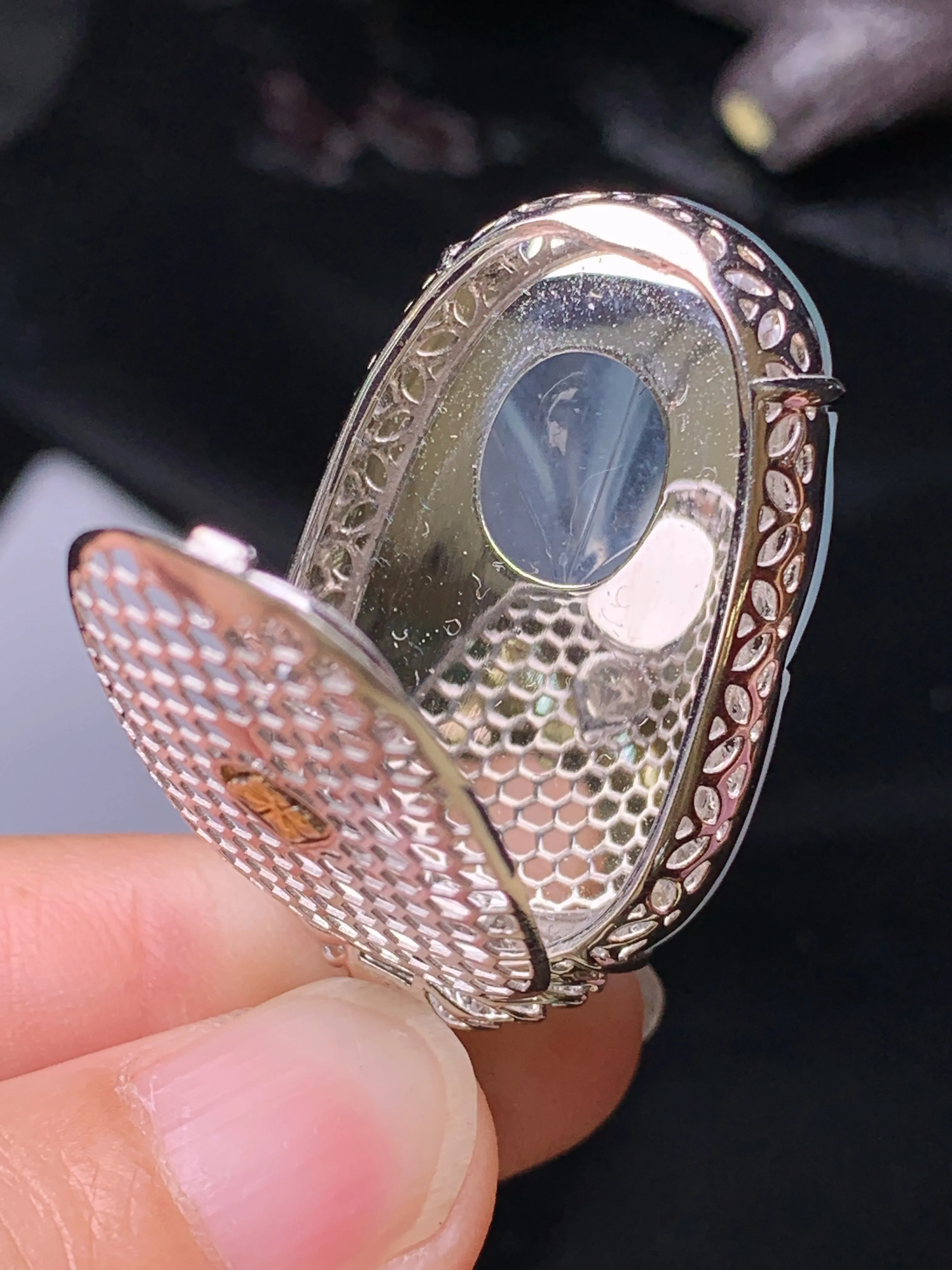 18k金钻镶嵌冰种树叶吊坠 玉质细腻 色泽清新艳丽 整体尺寸46.8*22.2*9.5