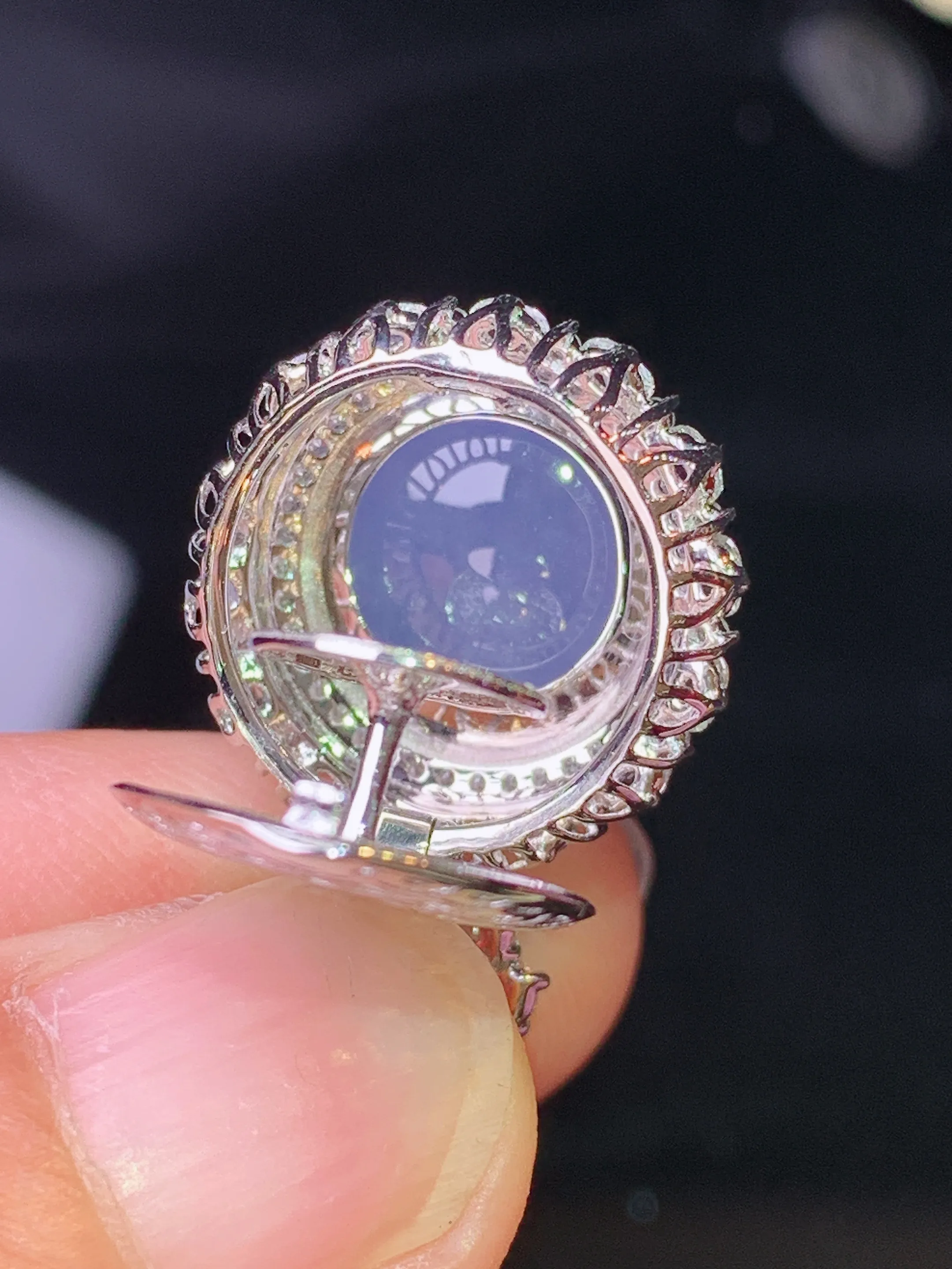 18k金钻镶嵌紫罗兰蛋面吊坠 玉质细腻 色泽清新艳丽 整体尺寸25.7*16.7*13.2