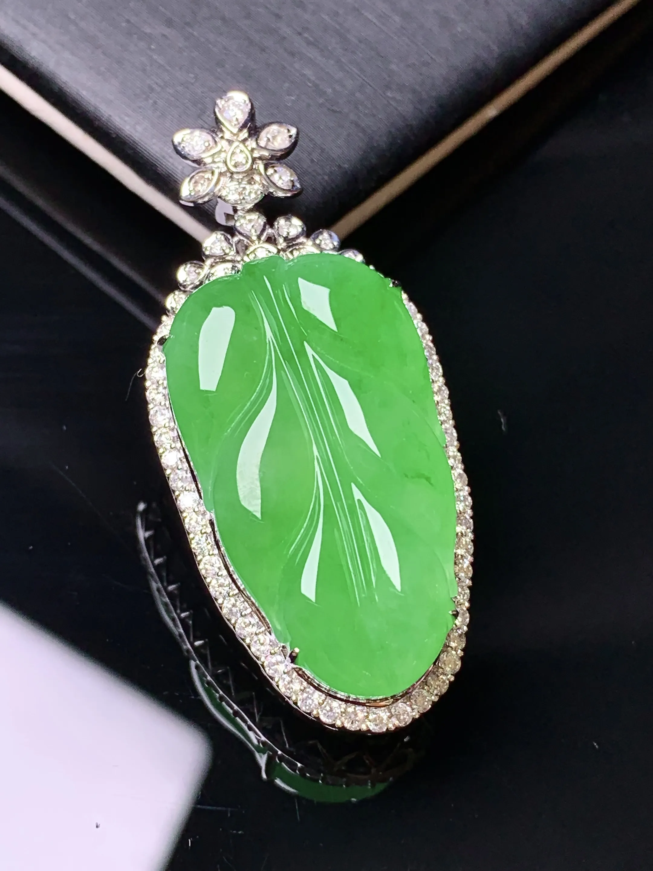 18k金钻镶嵌满绿树叶吊坠 玉质细腻 色泽清新艳丽 整体尺寸38.6*17.2*11.3