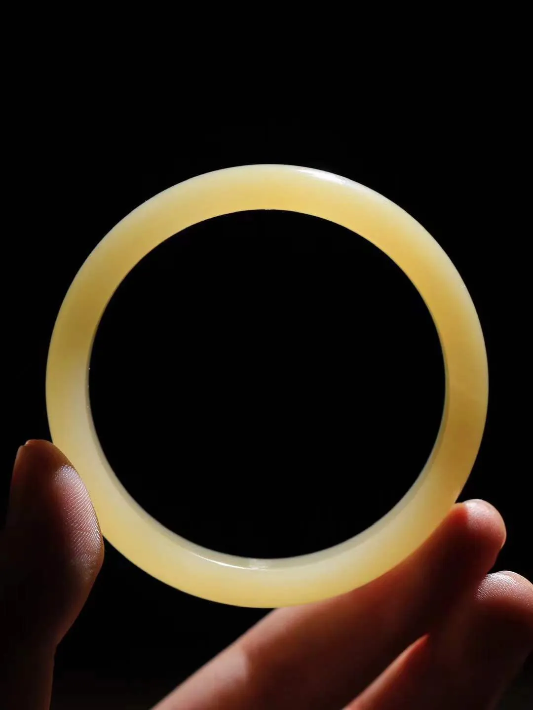 （温柔雅致.手镯）

精品️和田玉蜂蜜水手镯。镯型饱满，温润细腻，脂润沁香。️执一卷书，沏一盏茶，着一袭裙，戴一只镯。淡淡浅笺，素心若兰，静赏玉中诗画。悠悠岁月，芊手轻摘，盛满诗样芳华。重36.16克   尺寸56-11.2-6.6mm    FDA-321202600