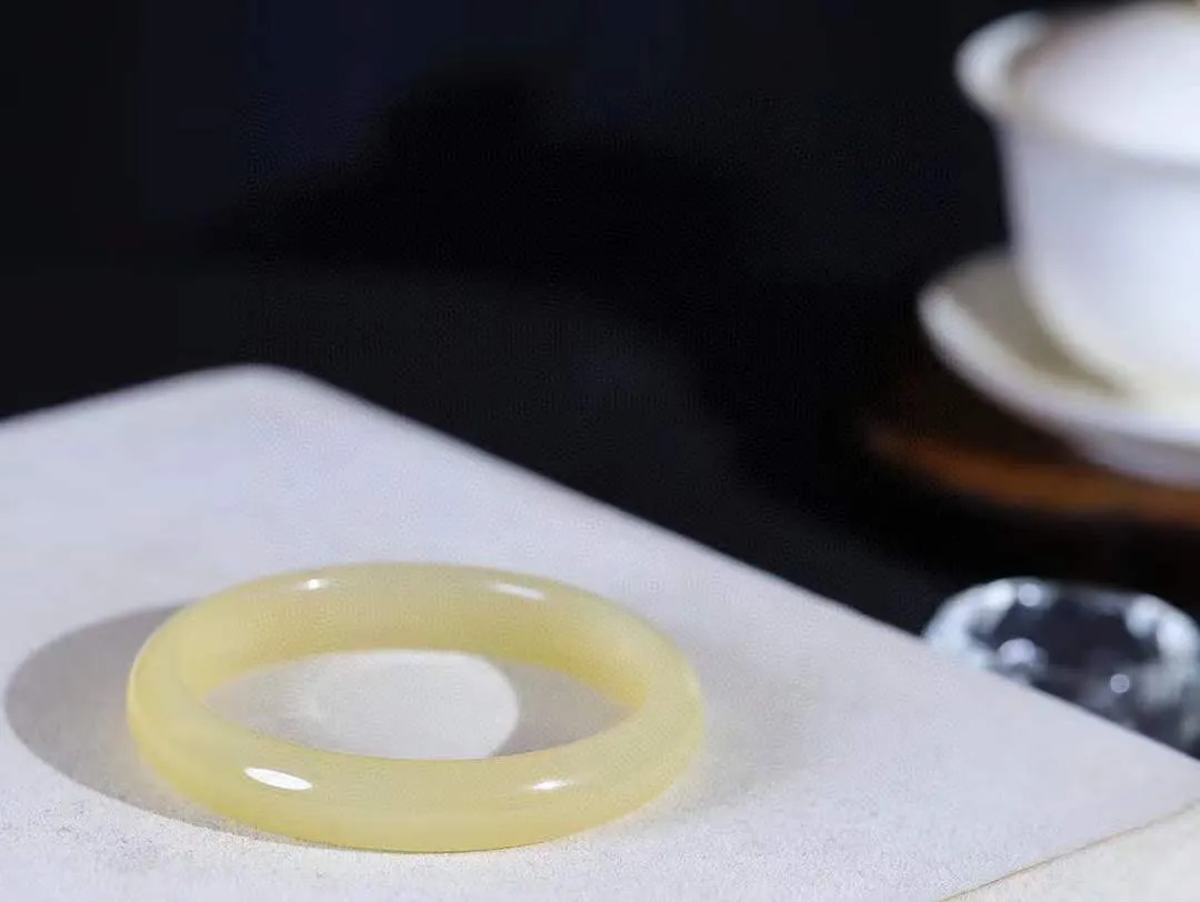 （温柔雅致.手镯）

精品️和田玉蜂蜜水手镯。镯型饱满，温润细腻，脂润沁香。️执一卷书，沏一