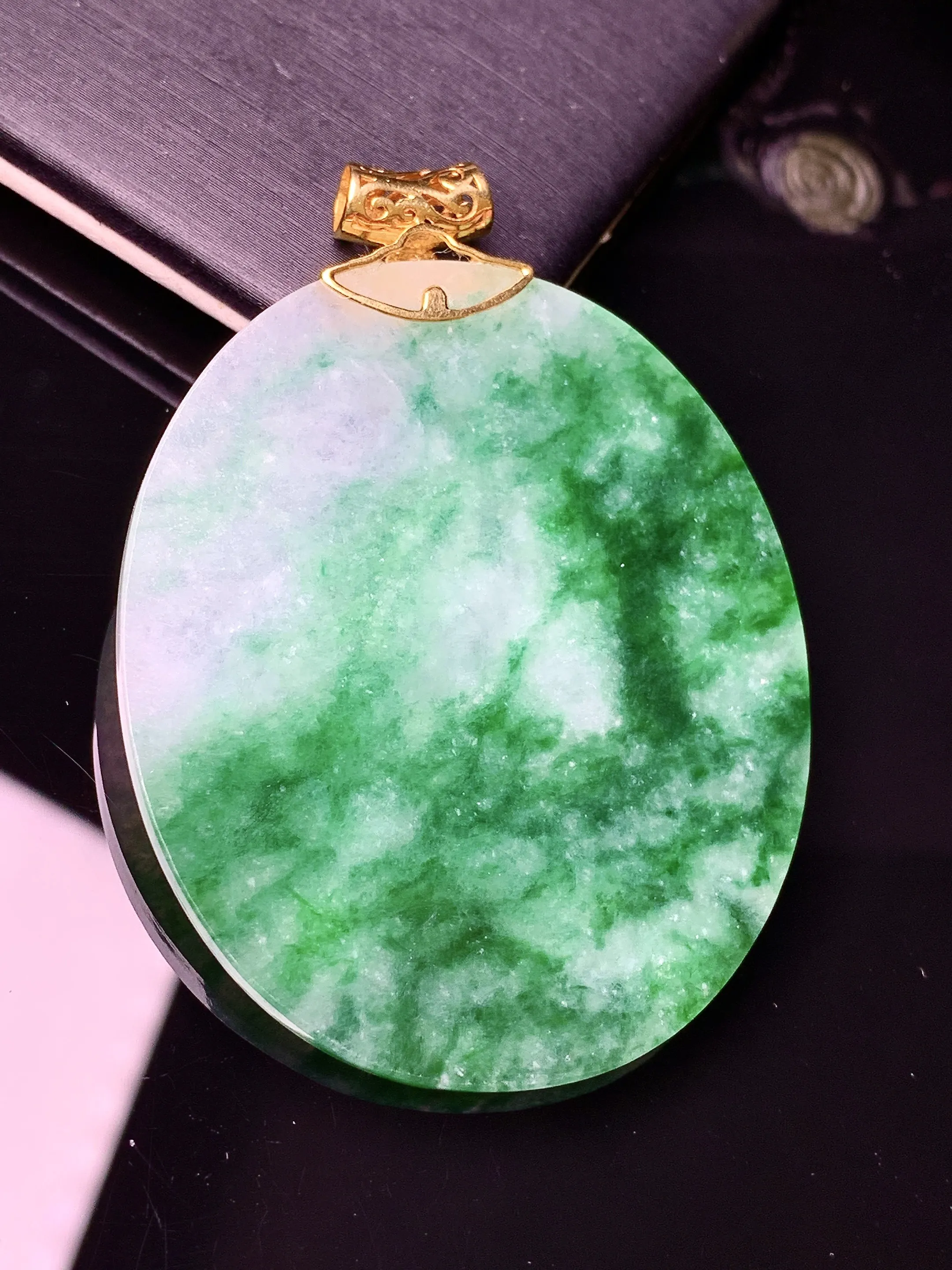 18k金镶嵌飘花圆牌吊坠 玉质细腻 色泽清新艳丽 整体尺寸55.7*41.2*2.5